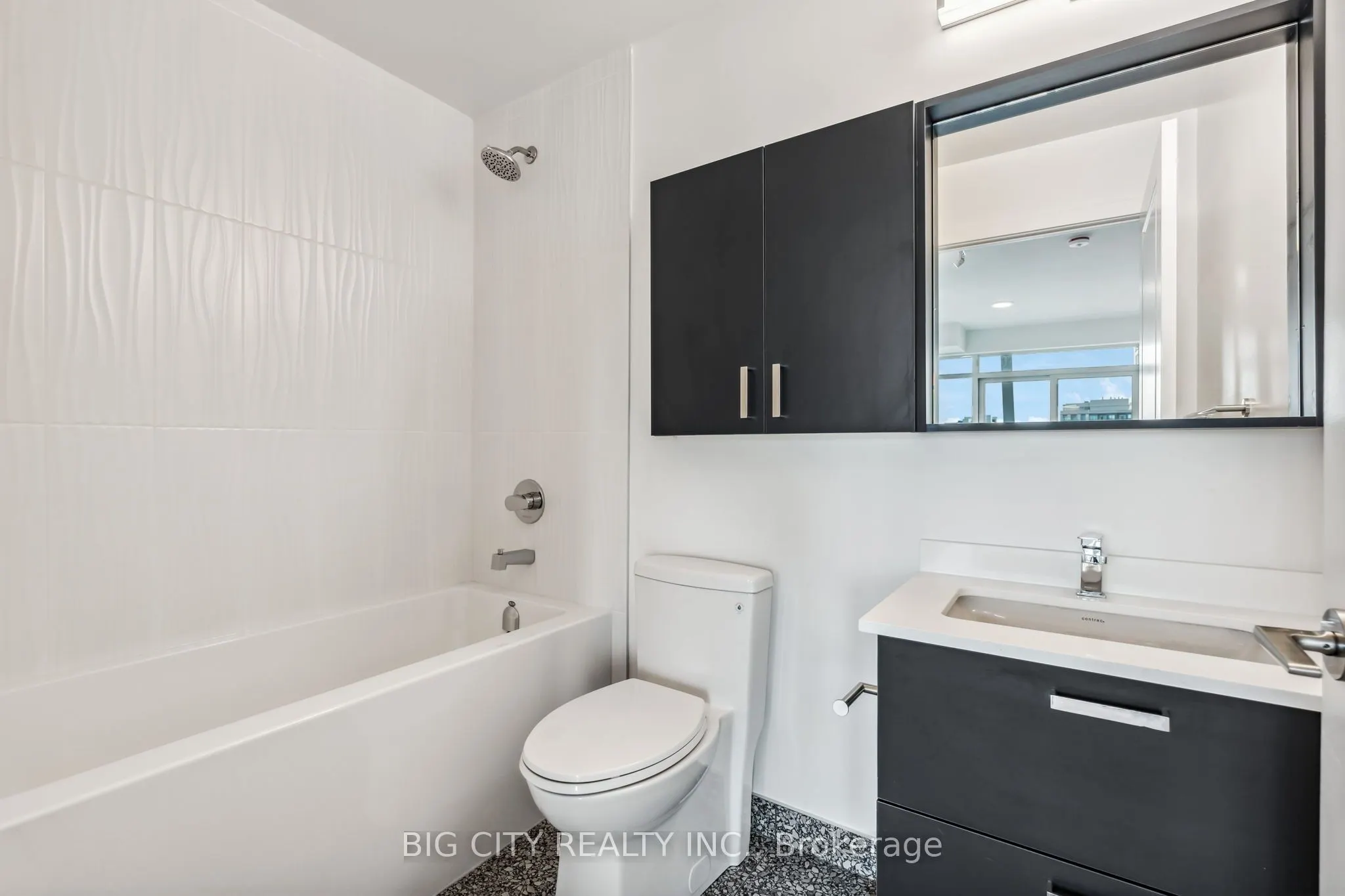 50 Upper Mall Way, #906B