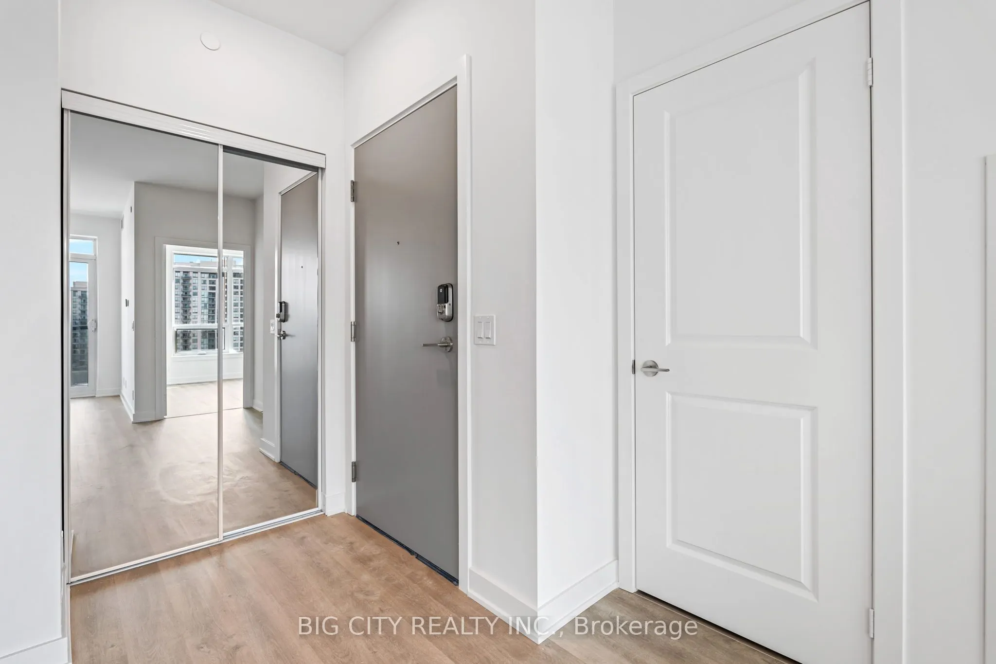 50 Upper Mall Way, #906B