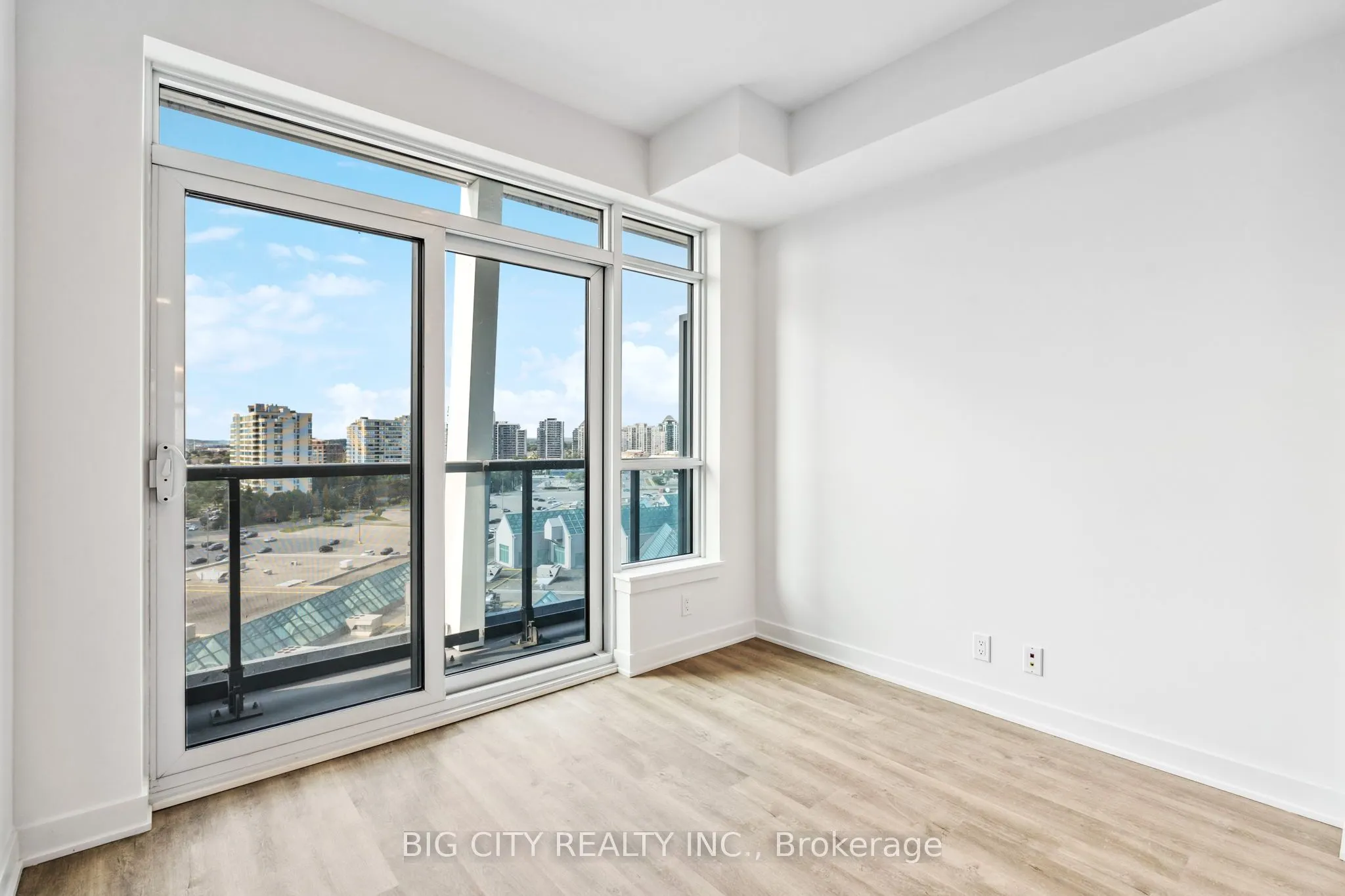 50 Upper Mall Way, #906B