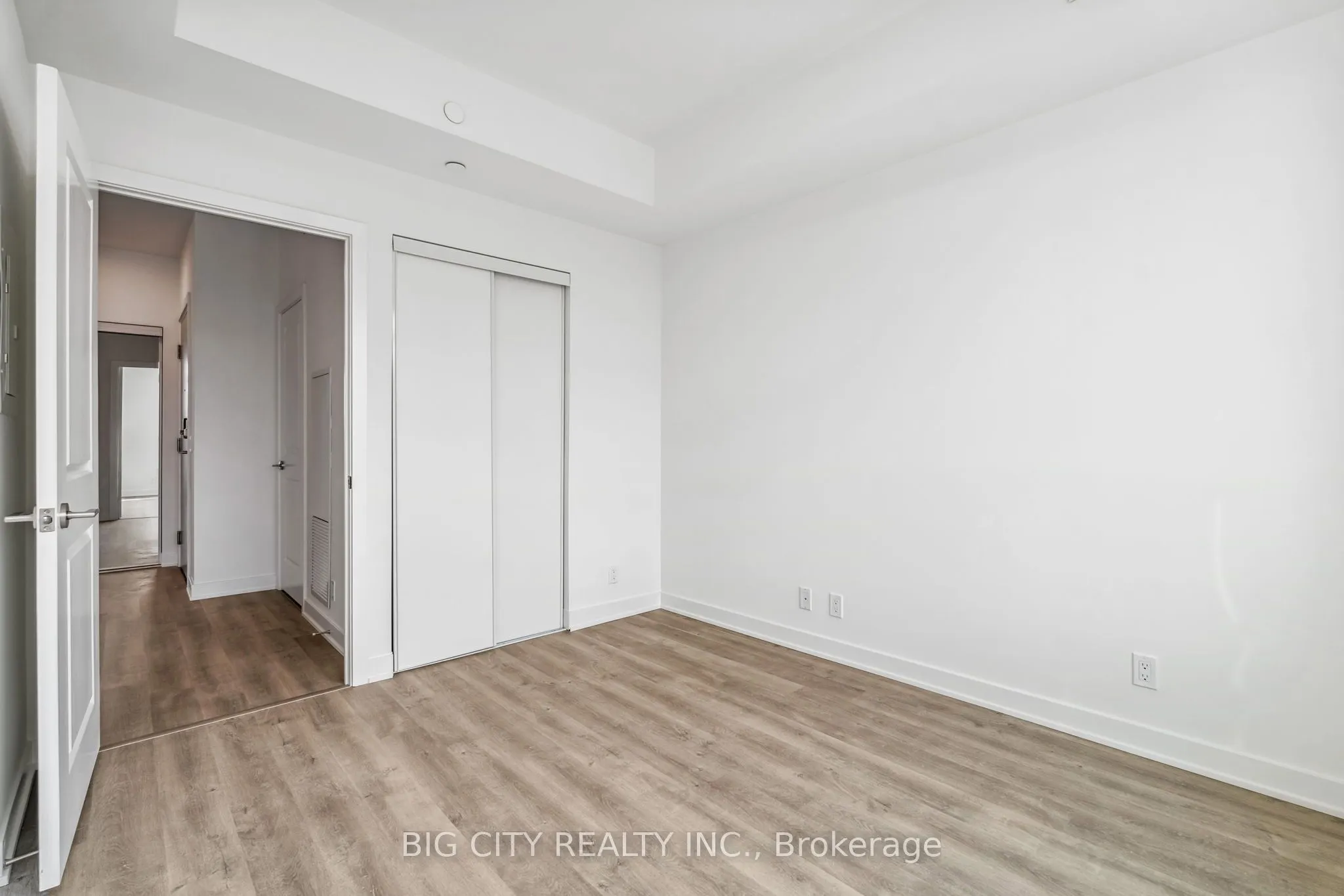 50 Upper Mall Way, #906B