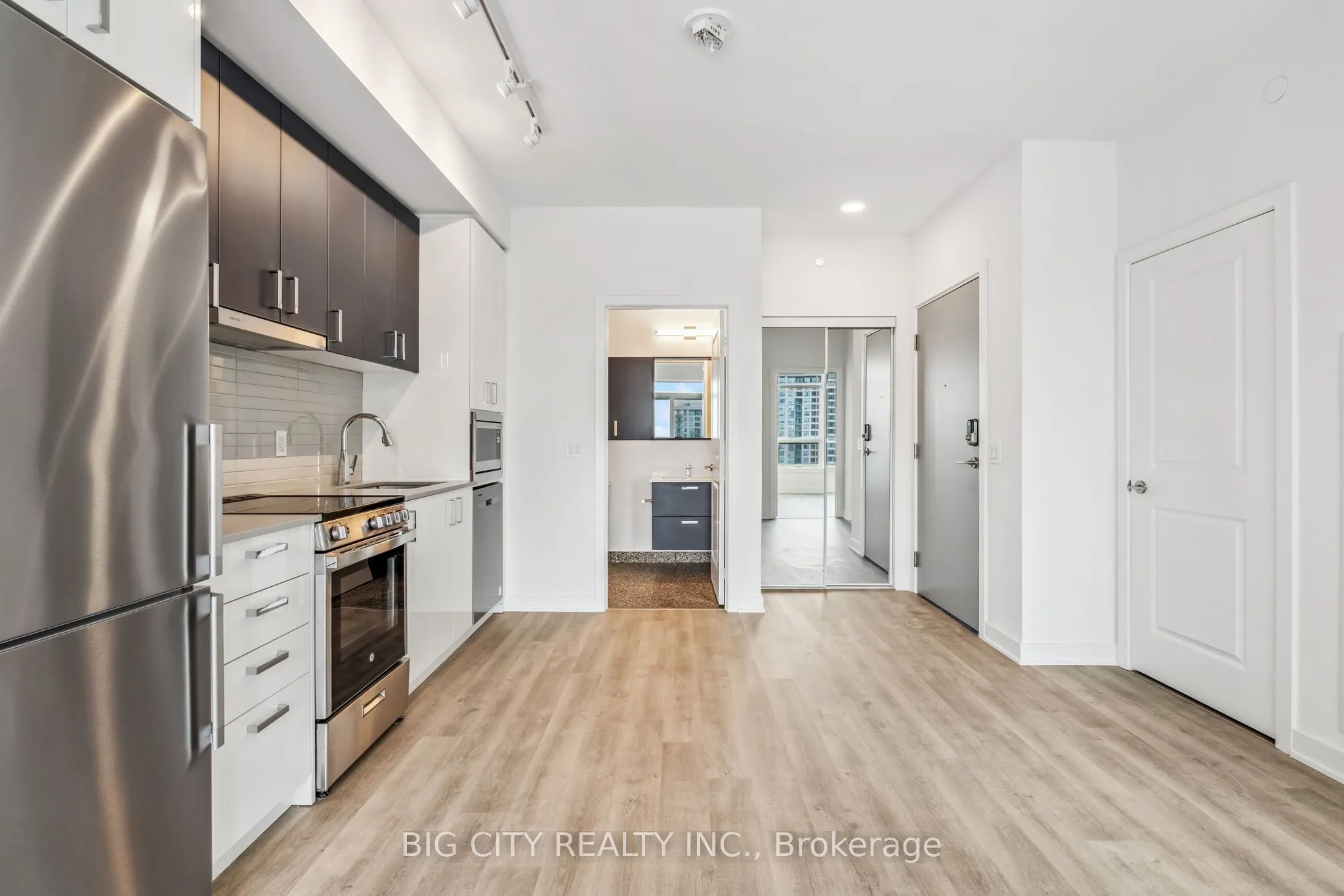 50 Upper Mall Way, #906B