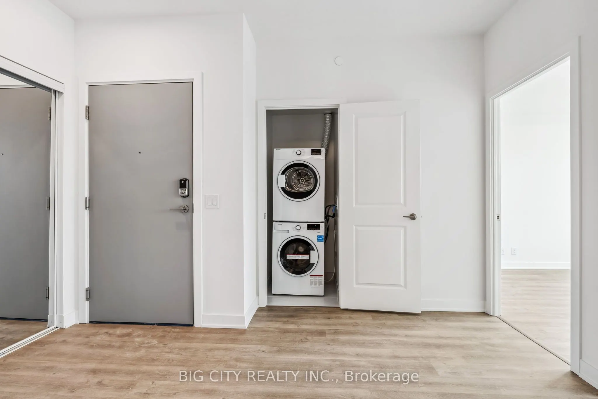 50 Upper Mall Way, #906B