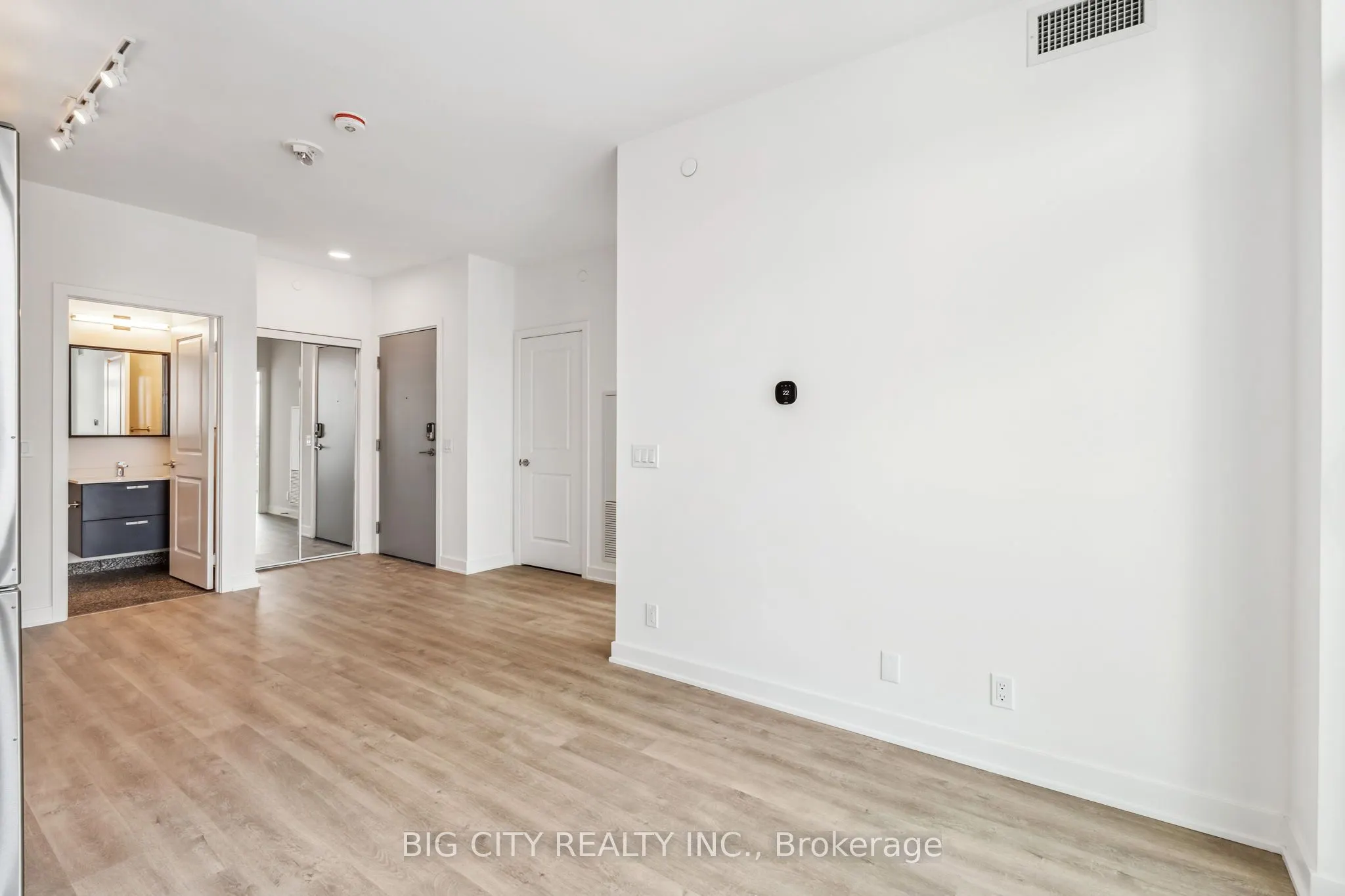 50 Upper Mall Way, #906B