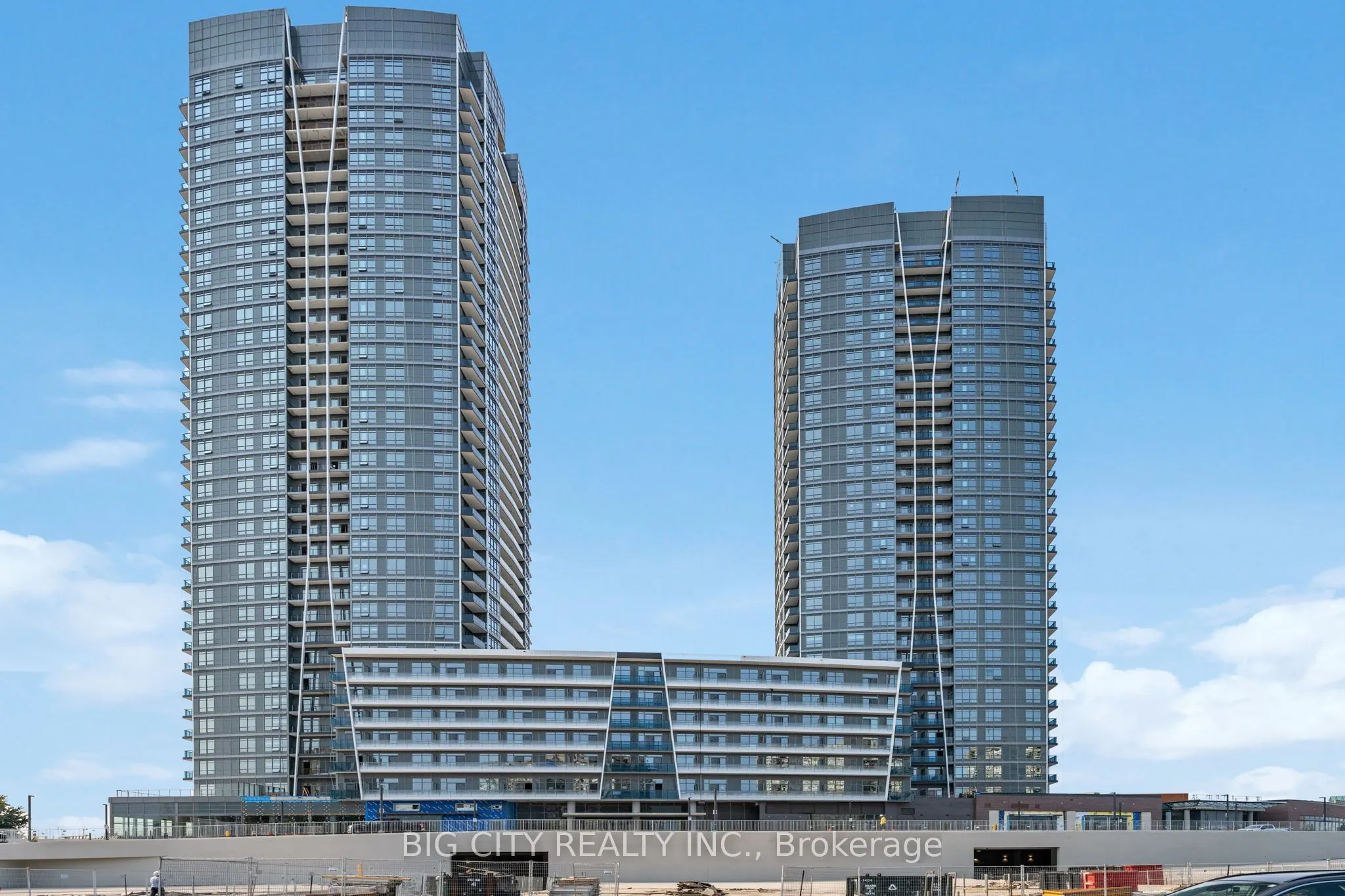 50 Upper Mall Way, #906B