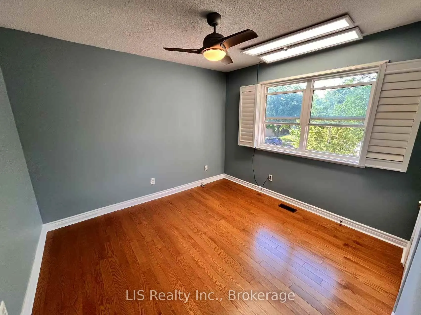 16 Murdock Avenue
