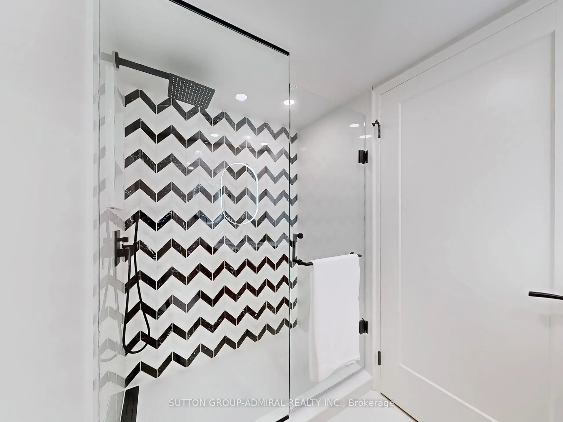 20 Harding Boulevard W, #717