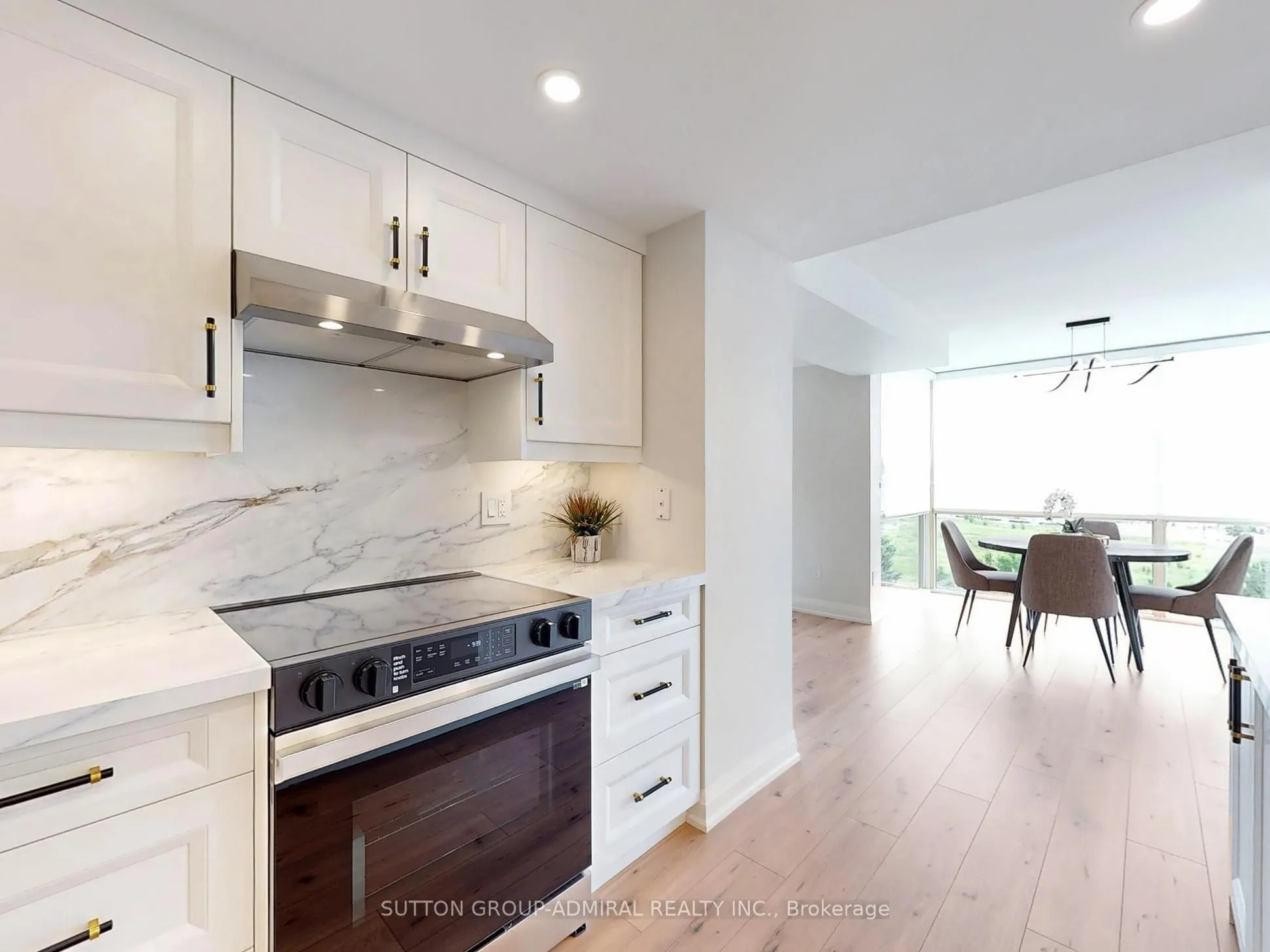 20 Harding Boulevard W, #717