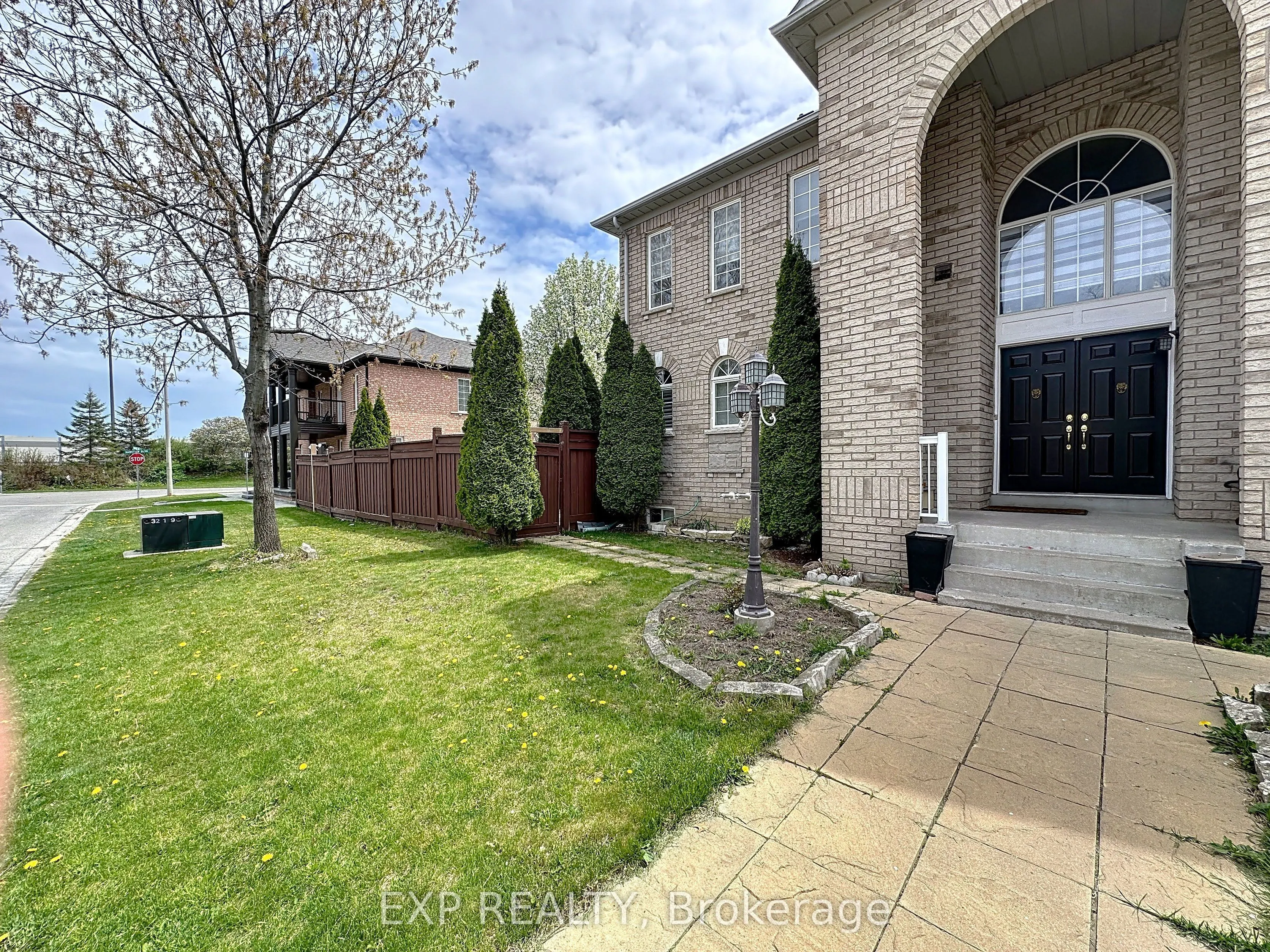 129 Ledge Rock Drive E