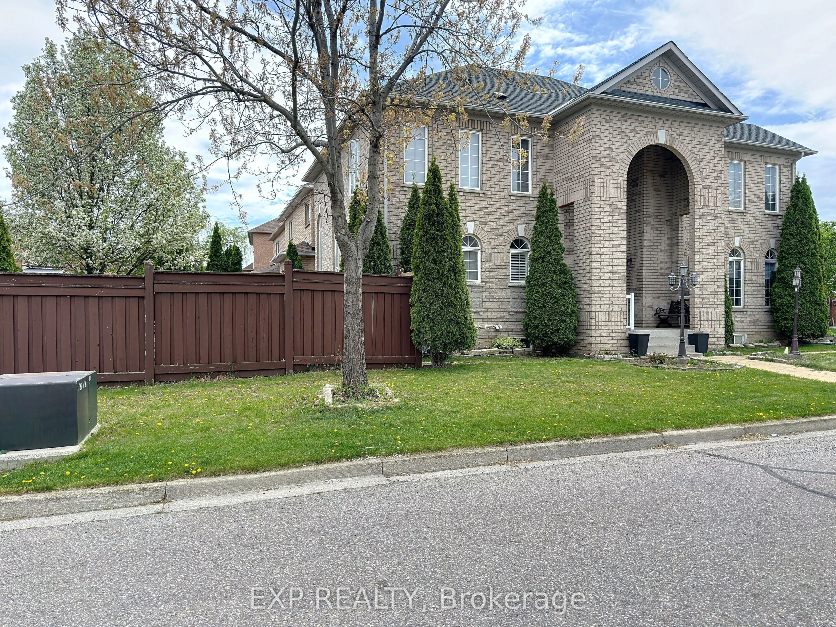 129 Ledge Rock Drive E