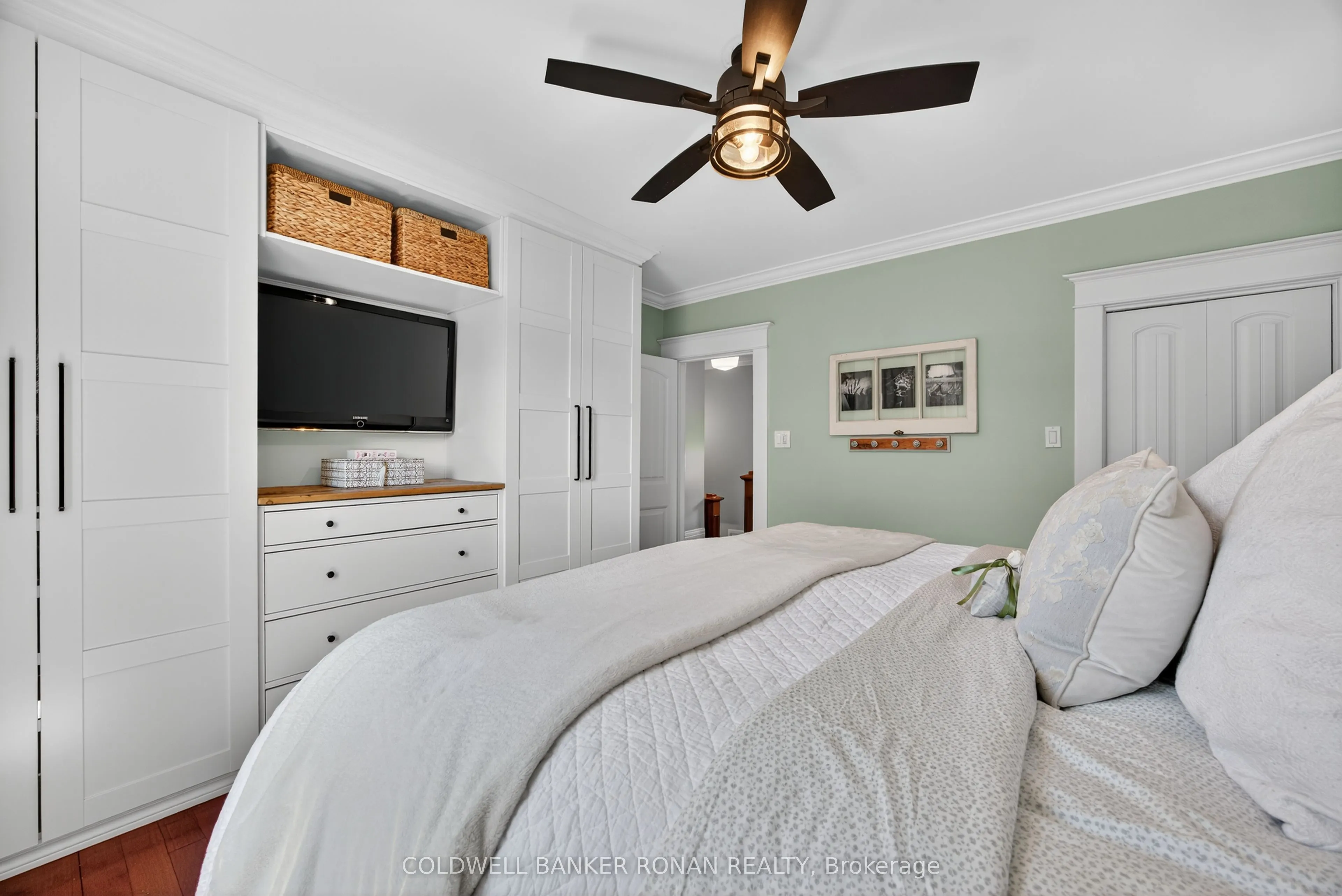 163 Wellington Street W