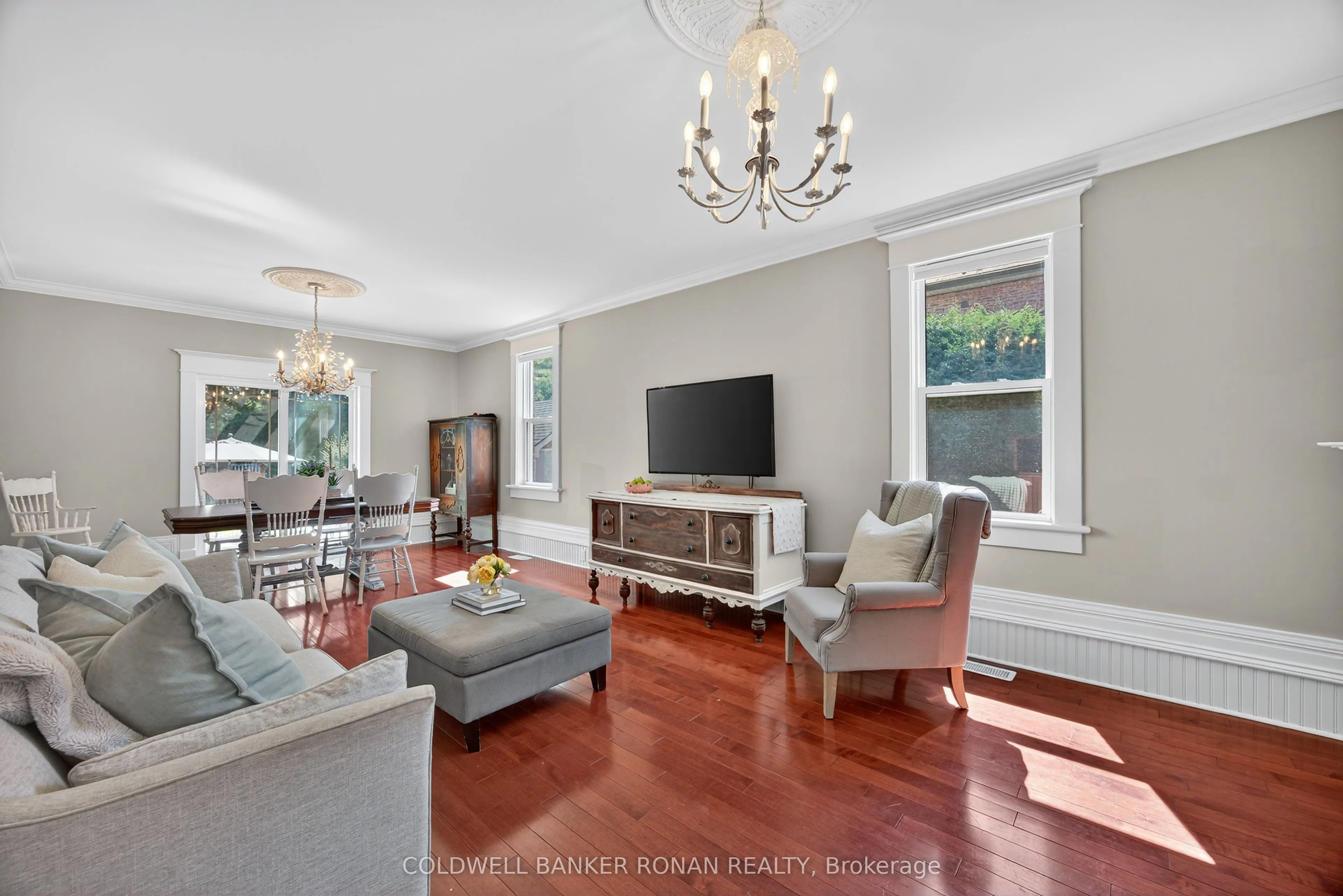 163 Wellington Street W