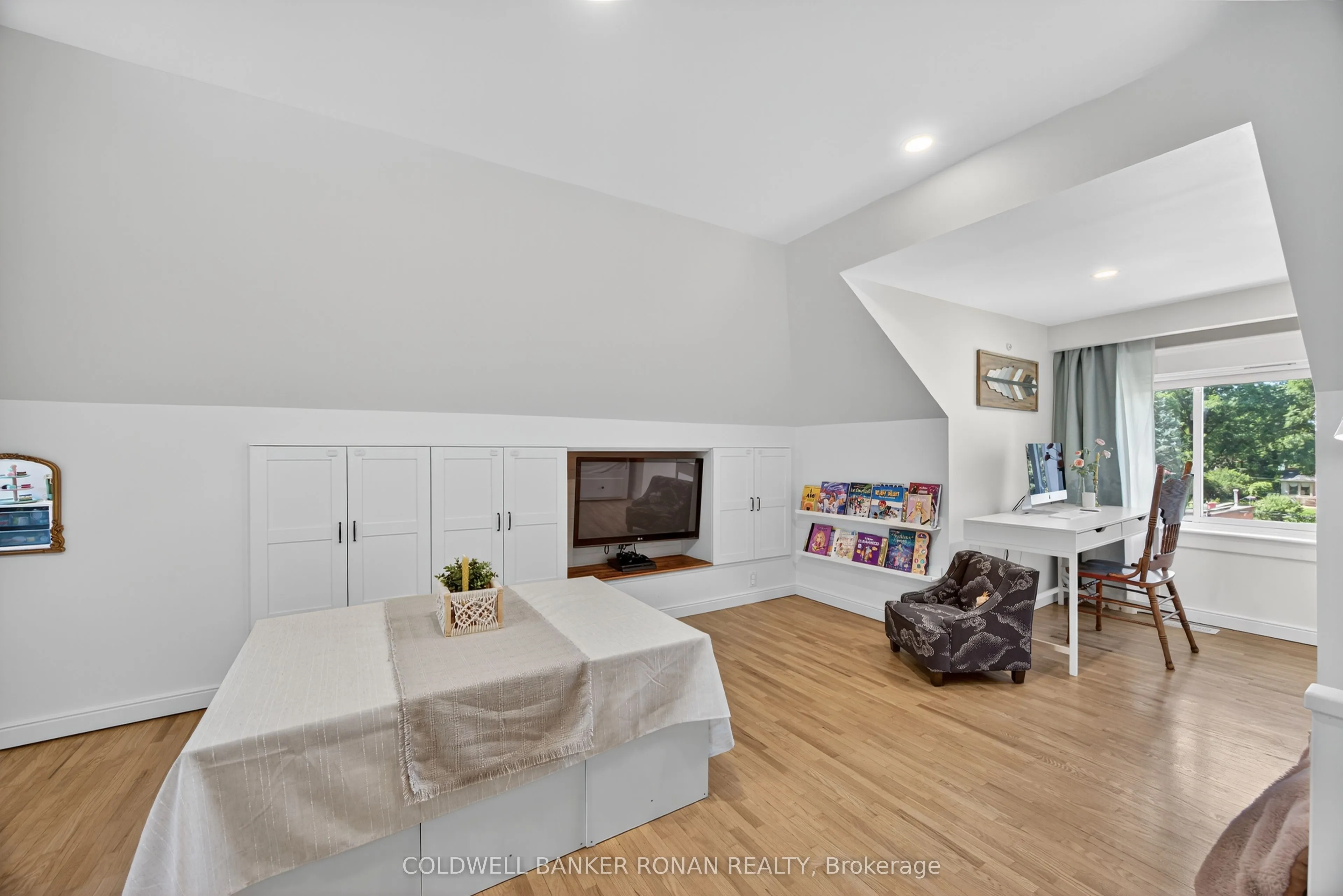 163 Wellington Street W