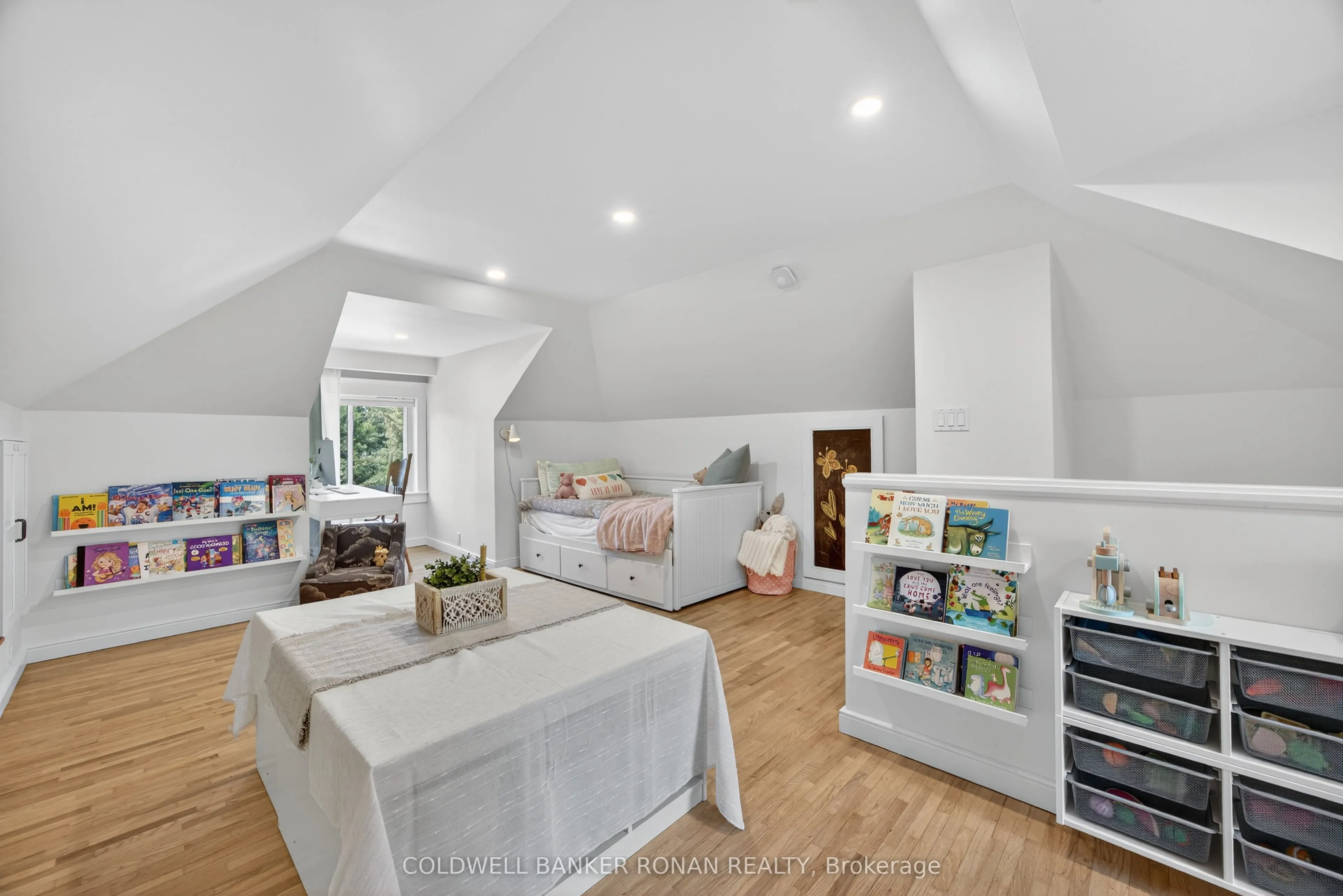 163 Wellington Street W