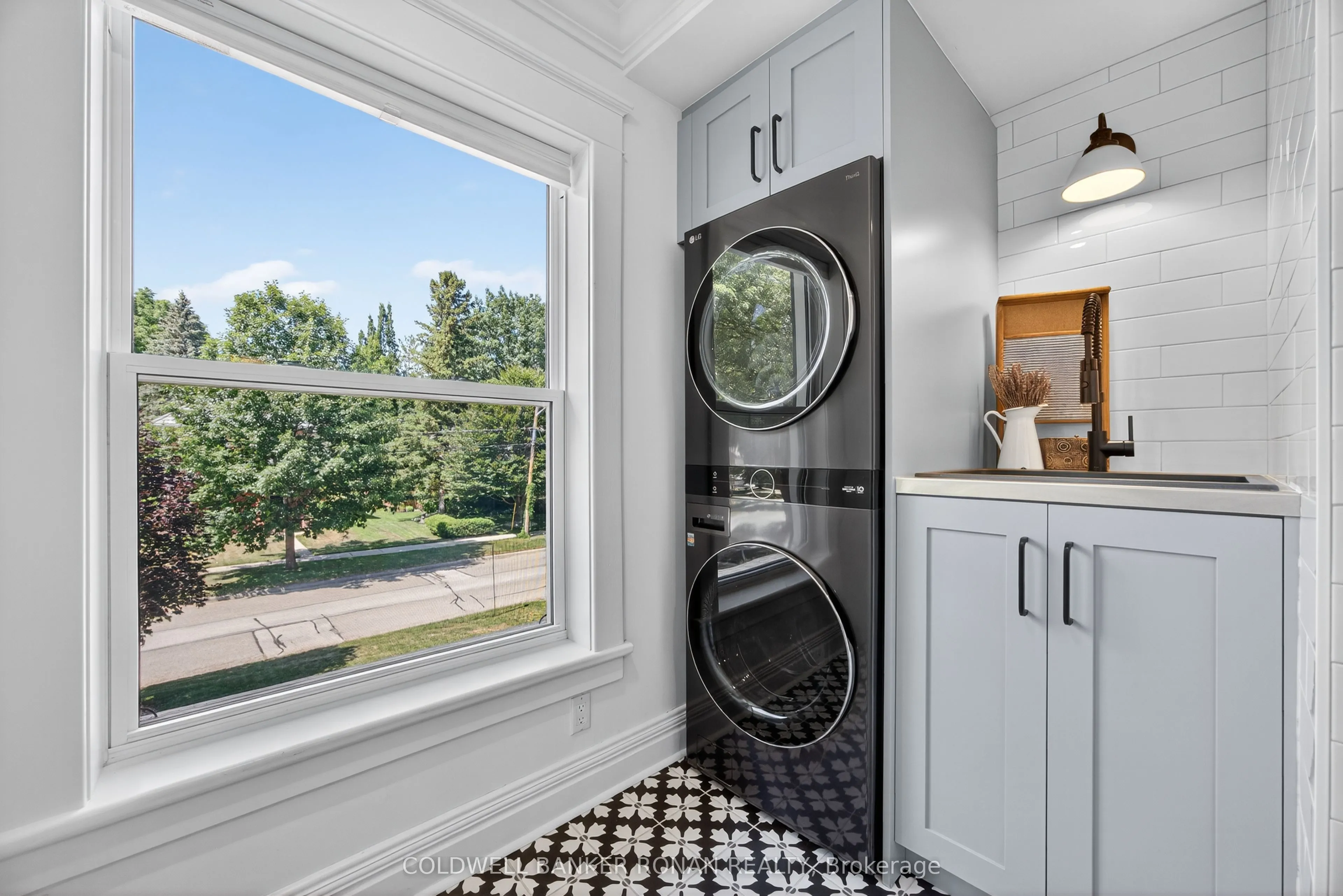 163 Wellington Street W