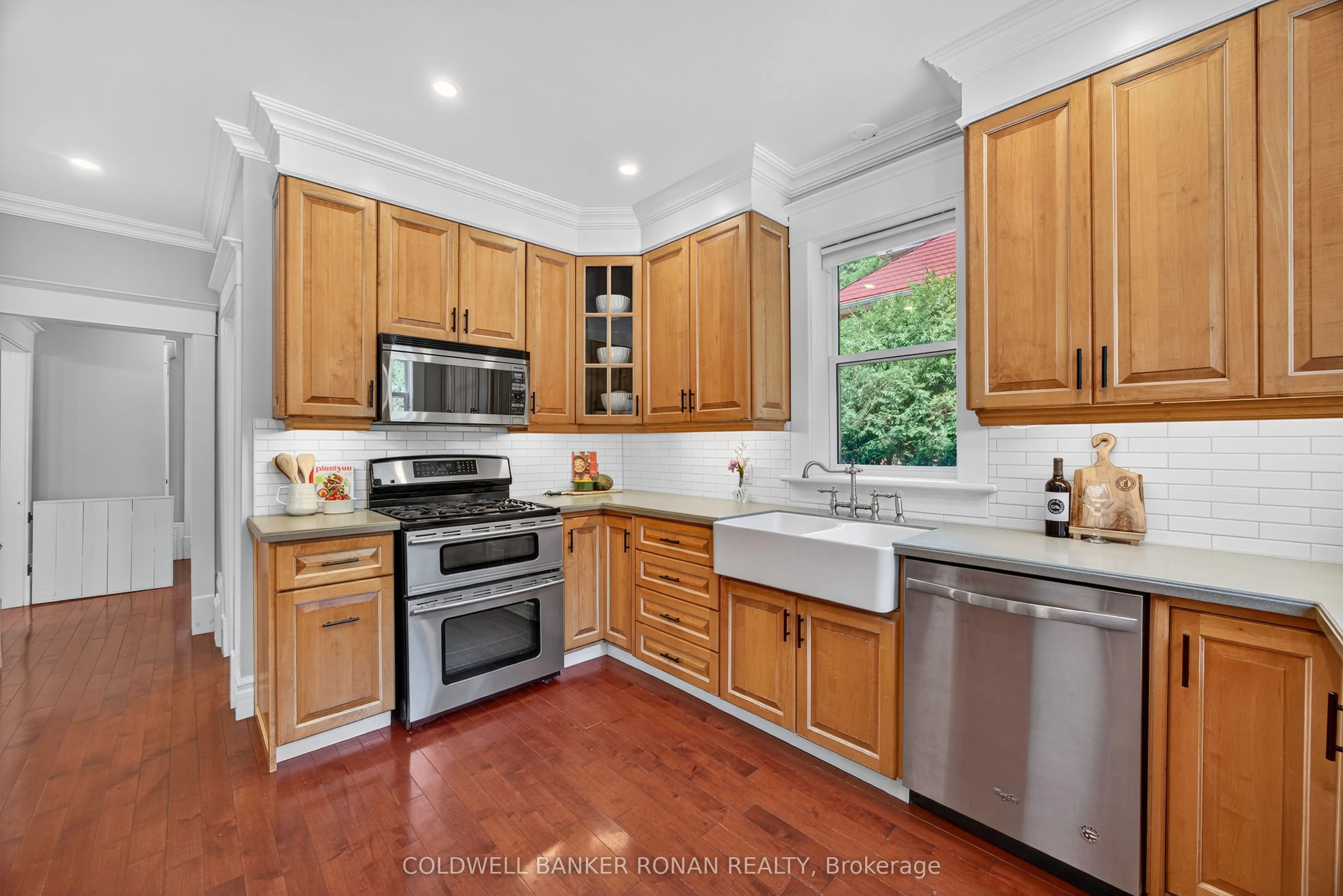 163 Wellington Street W