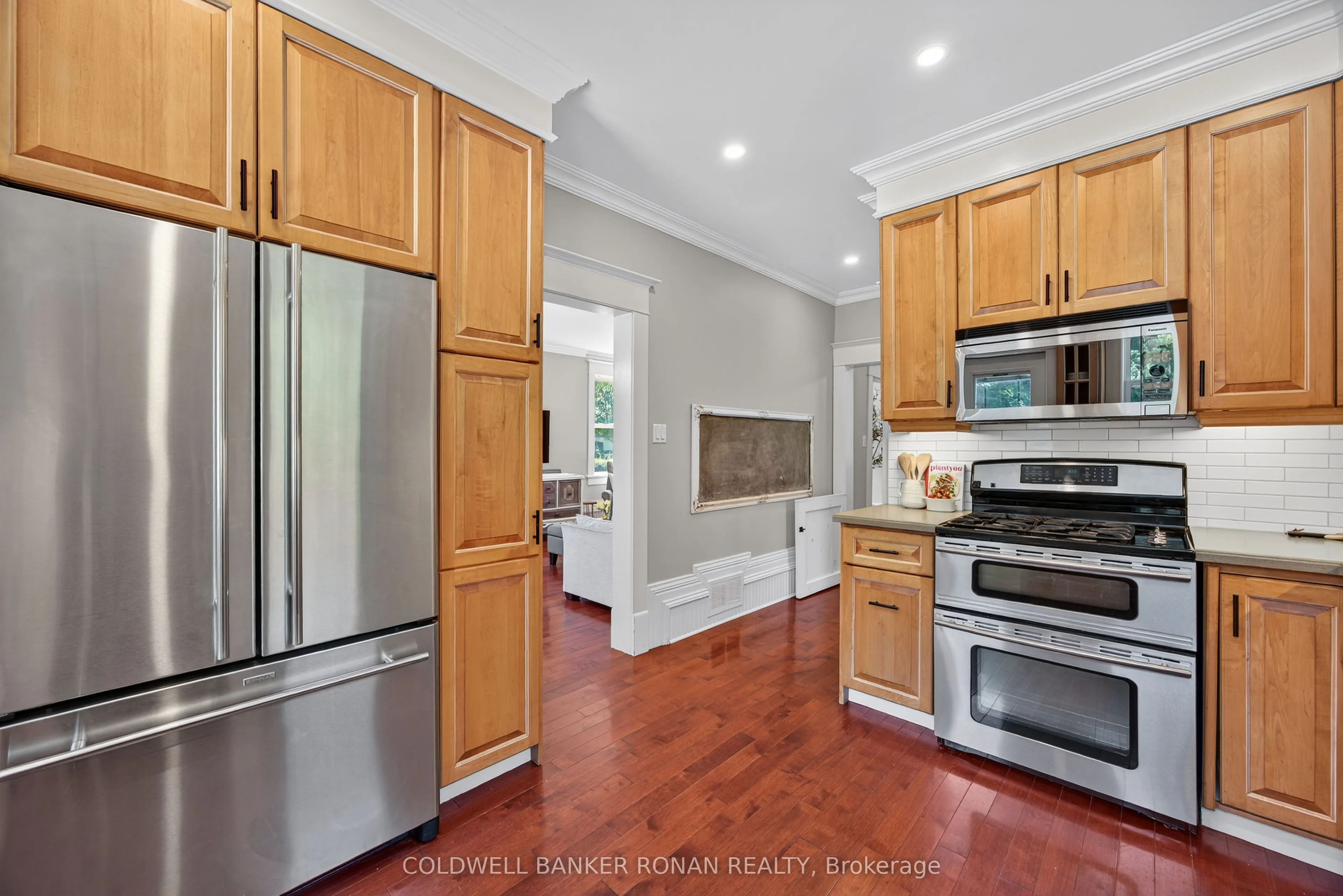 163 Wellington Street W