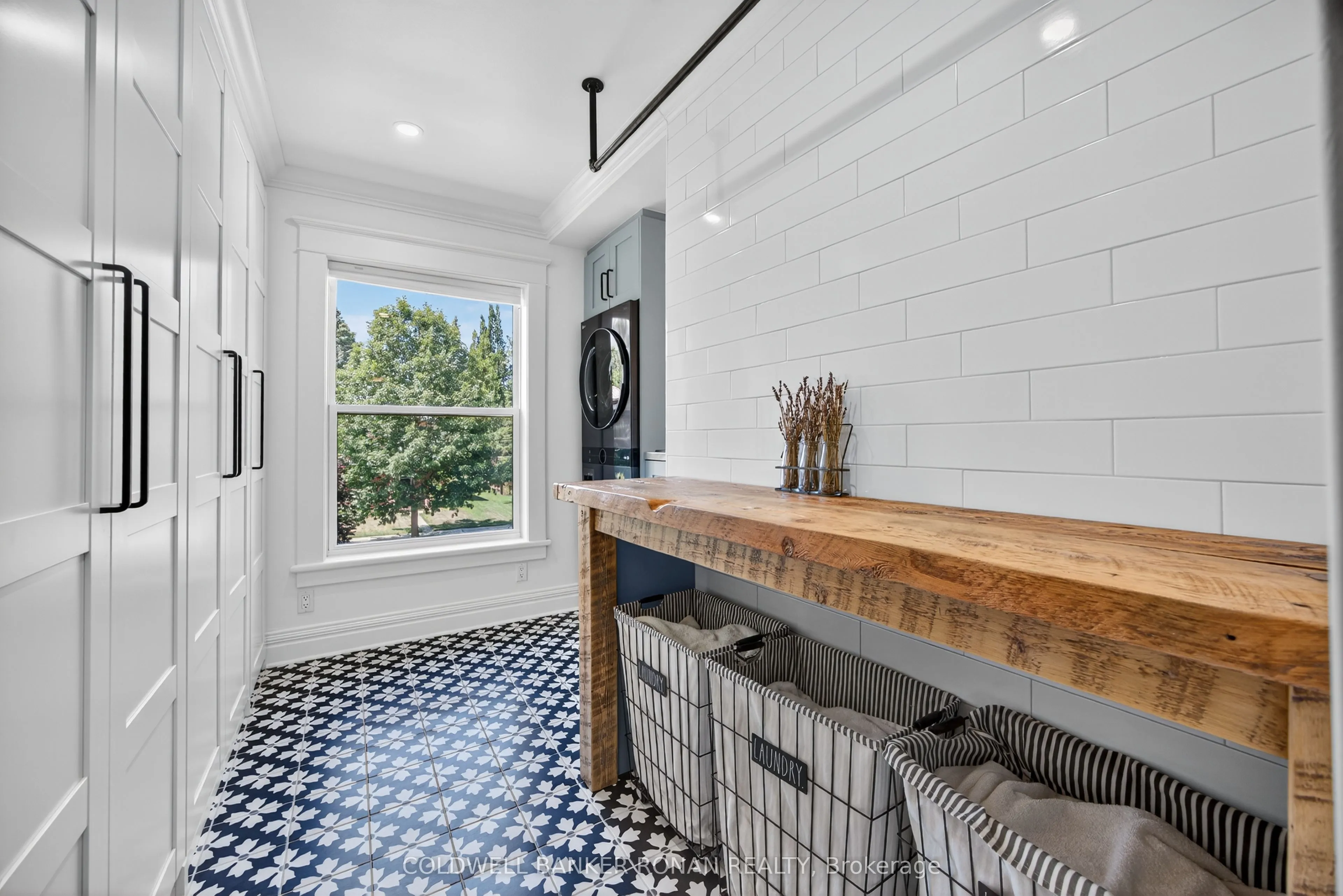 163 Wellington Street W