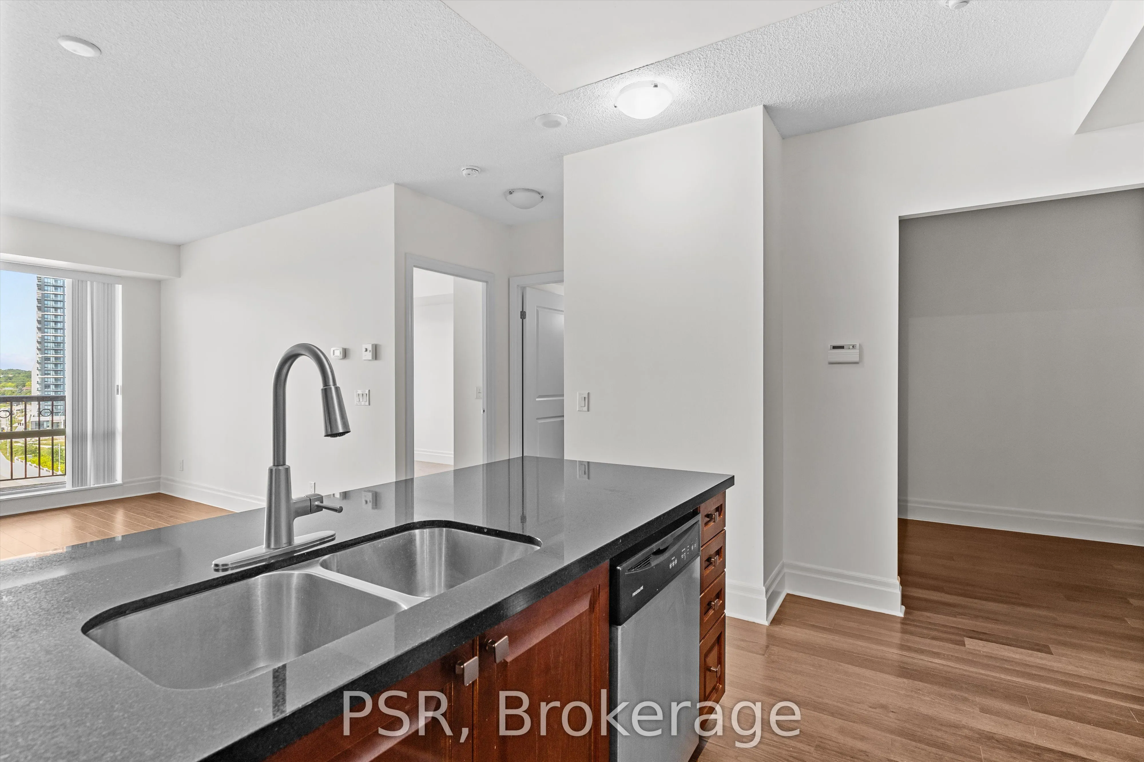 151 Upper Duke Crescent, #706