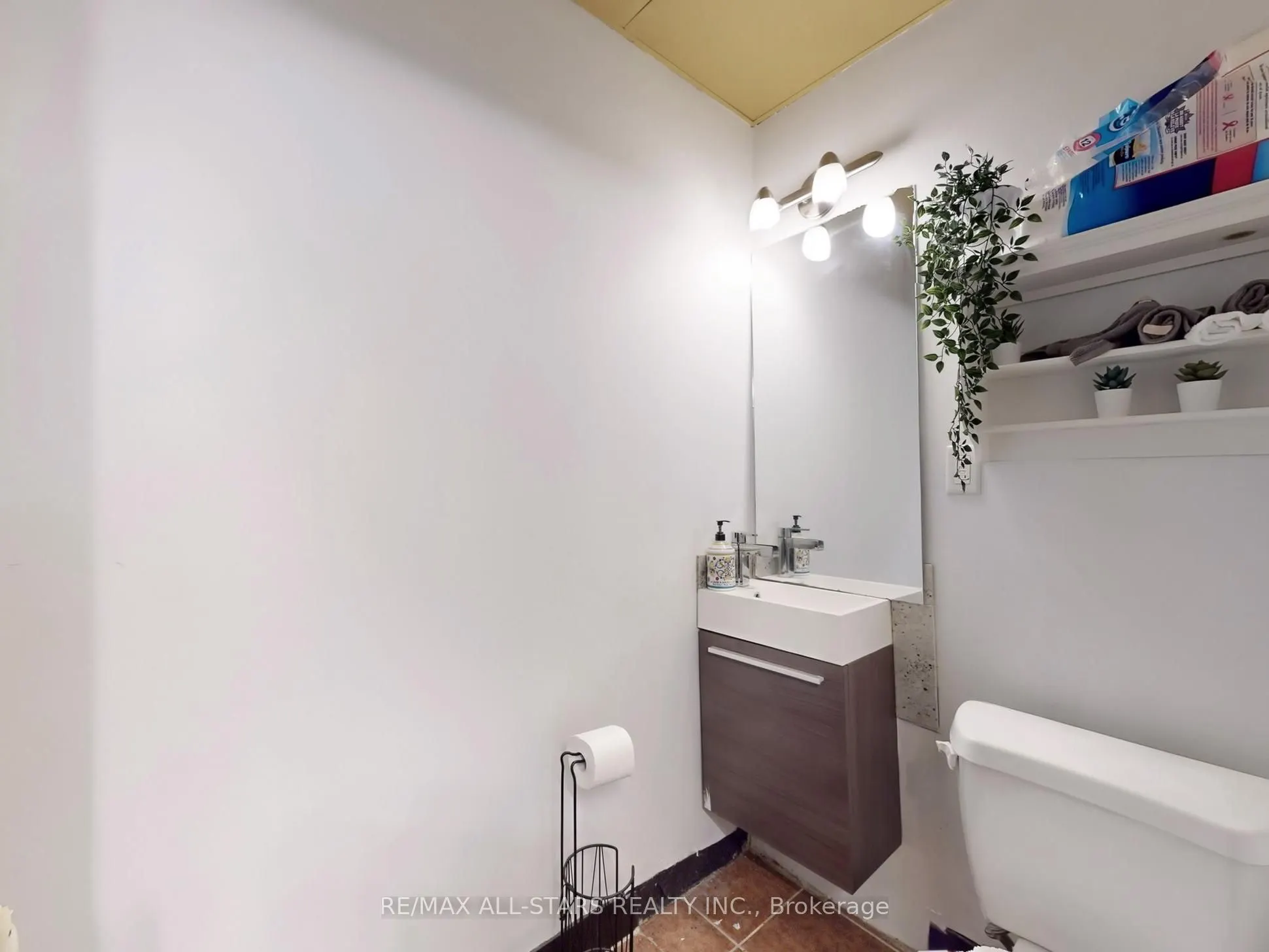 38 Wellington Street E, #3A
