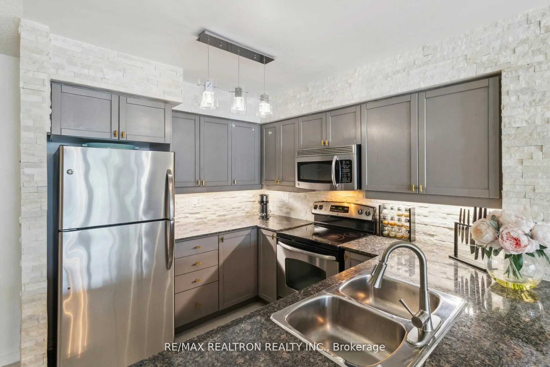 185 Oneida Crescent, #Ph12