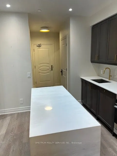 9085 Jane Street, #606
