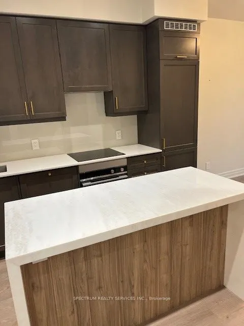 9085 Jane Street, #606