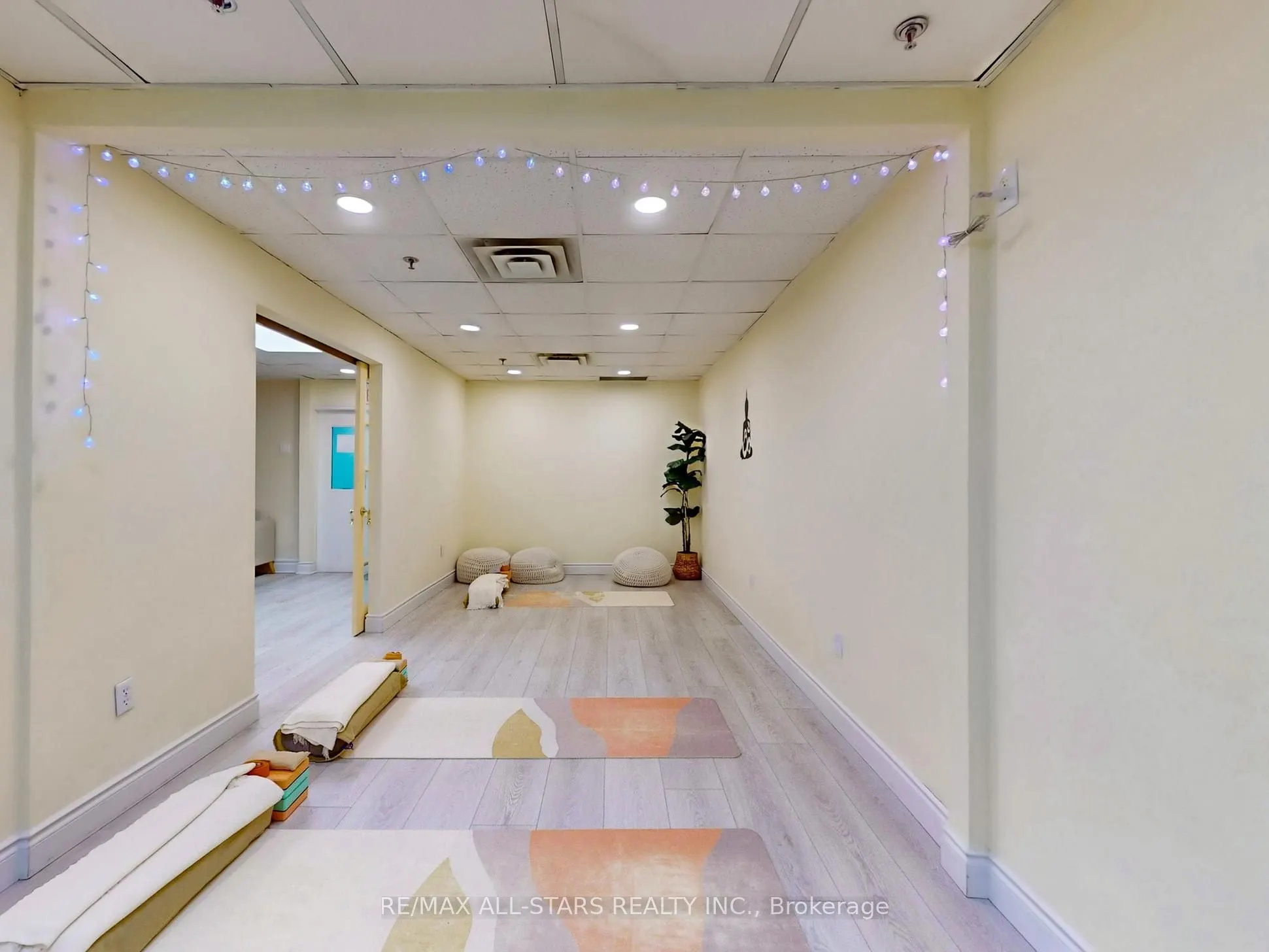 38 Wellington Street E, #3B
