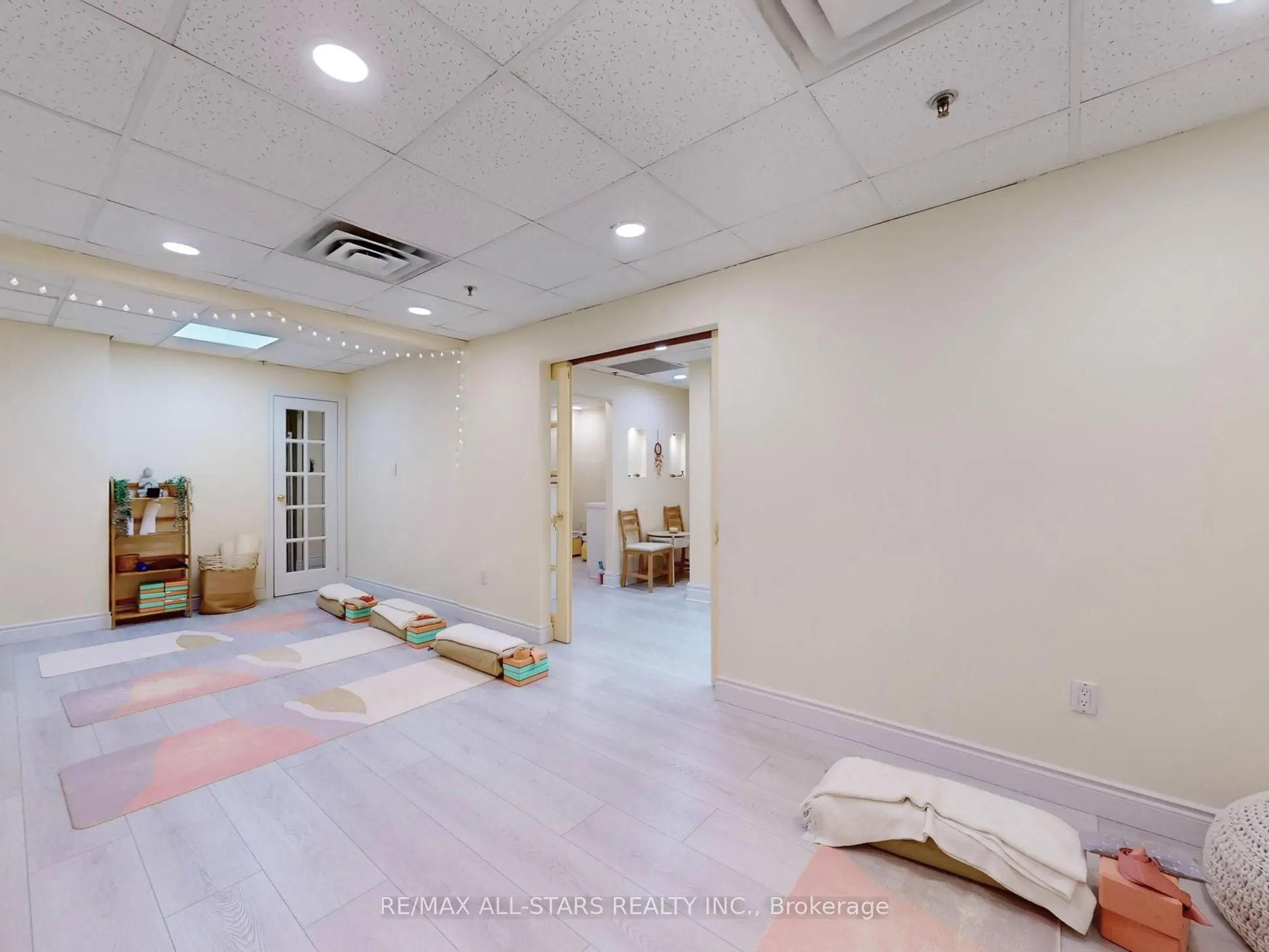 38 Wellington Street E, #3B