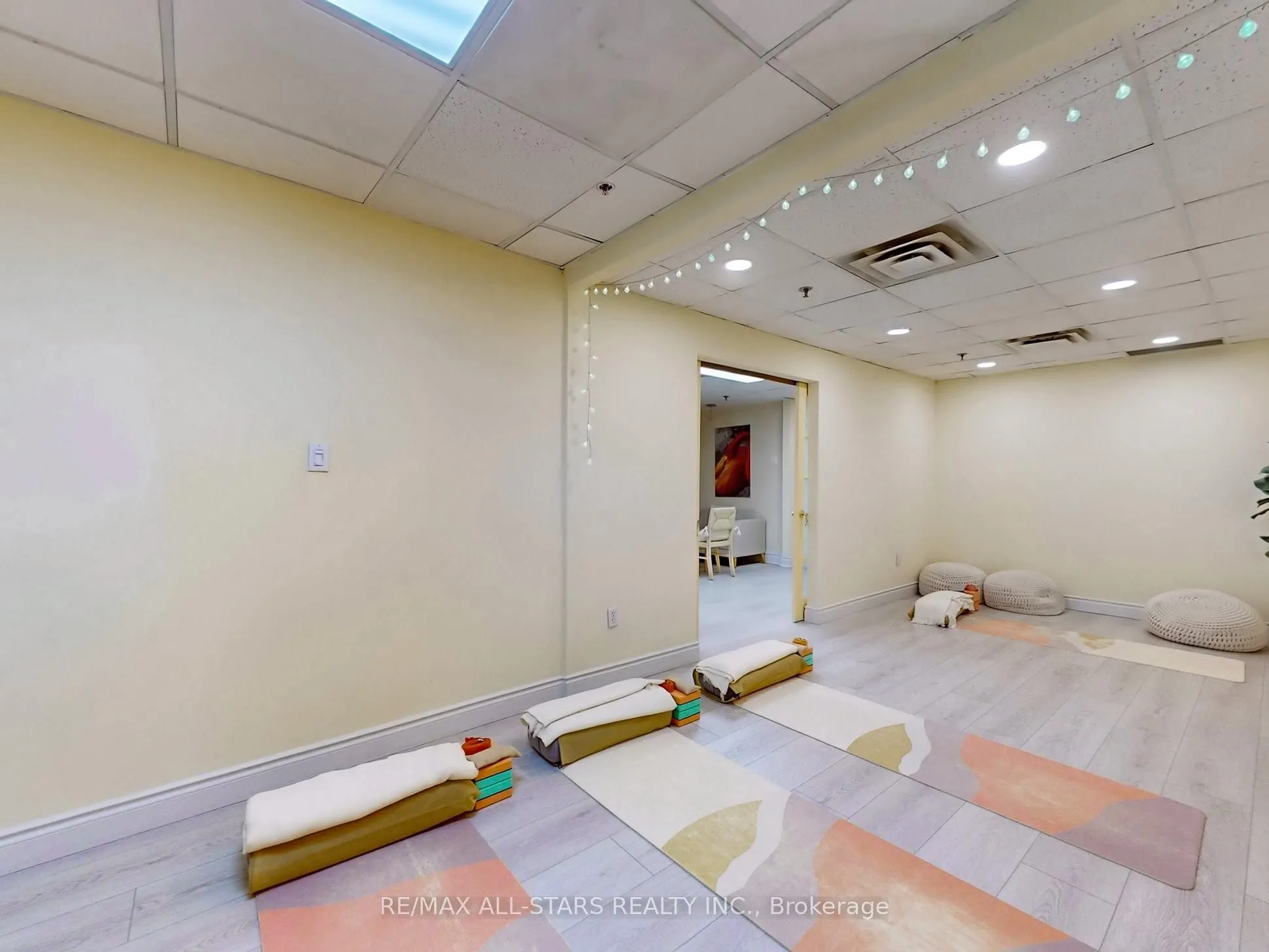 38 Wellington Street E, #3B