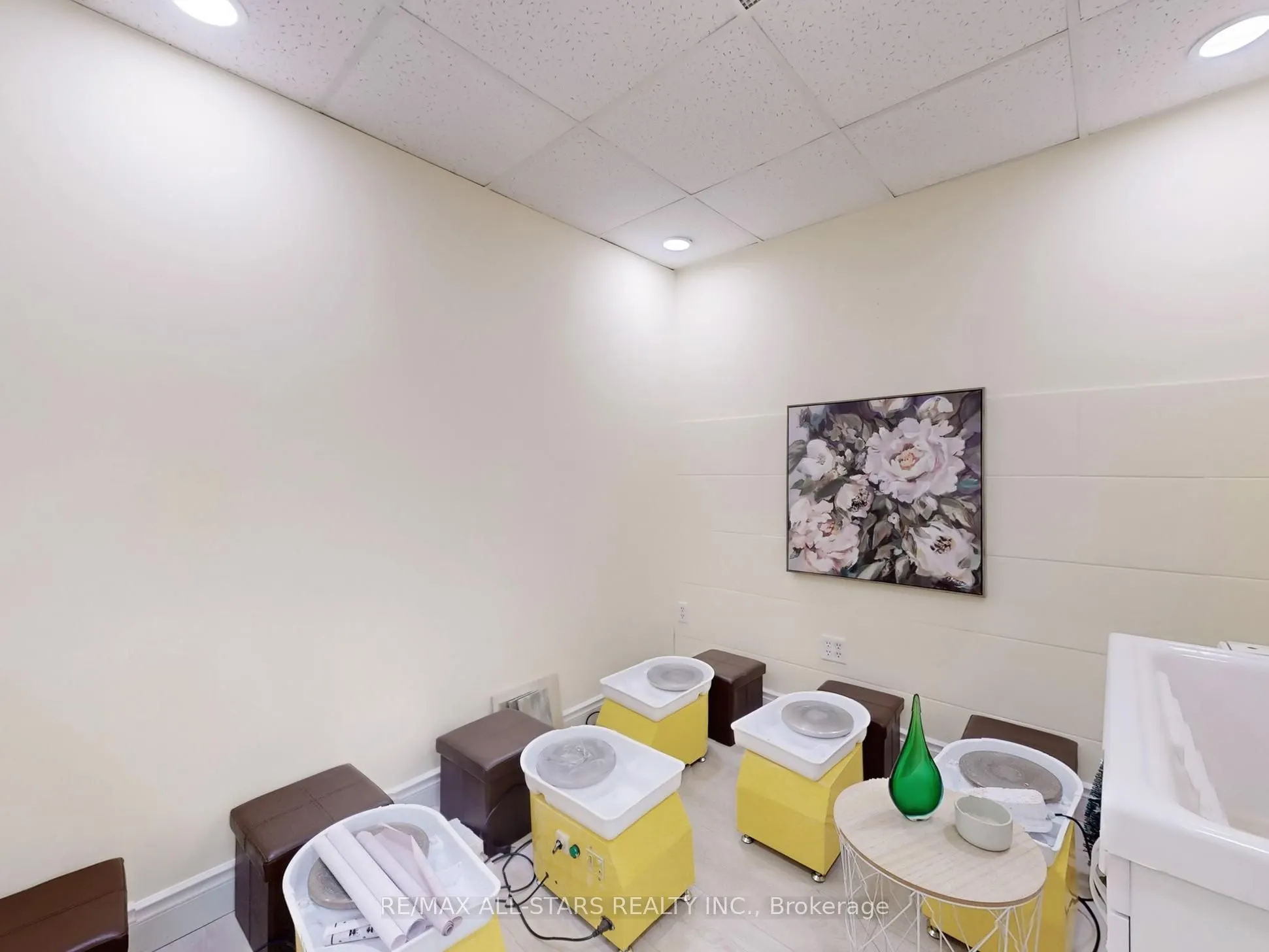 38 Wellington Street E, #3B