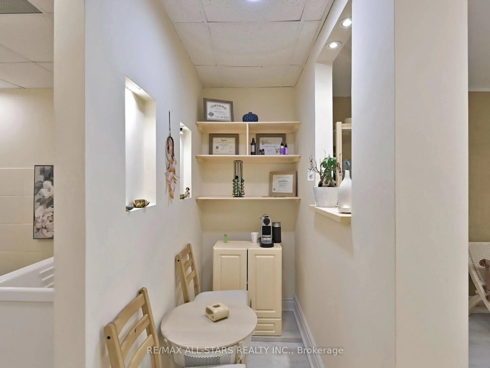 38 Wellington Street E, #3B