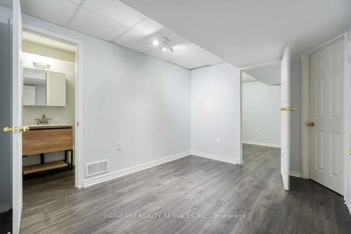 47 Breezeway Crescent