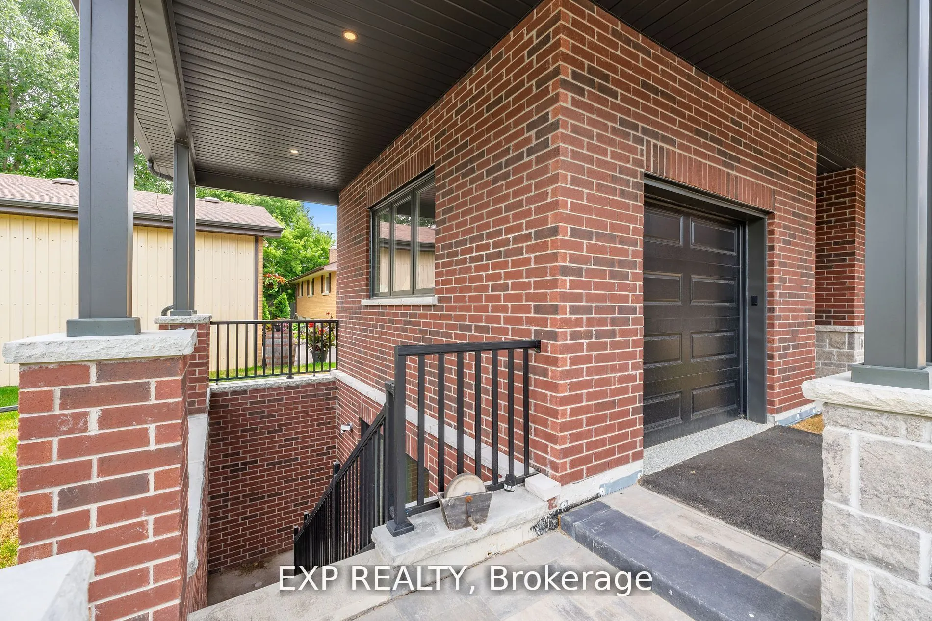 271 Main Street N