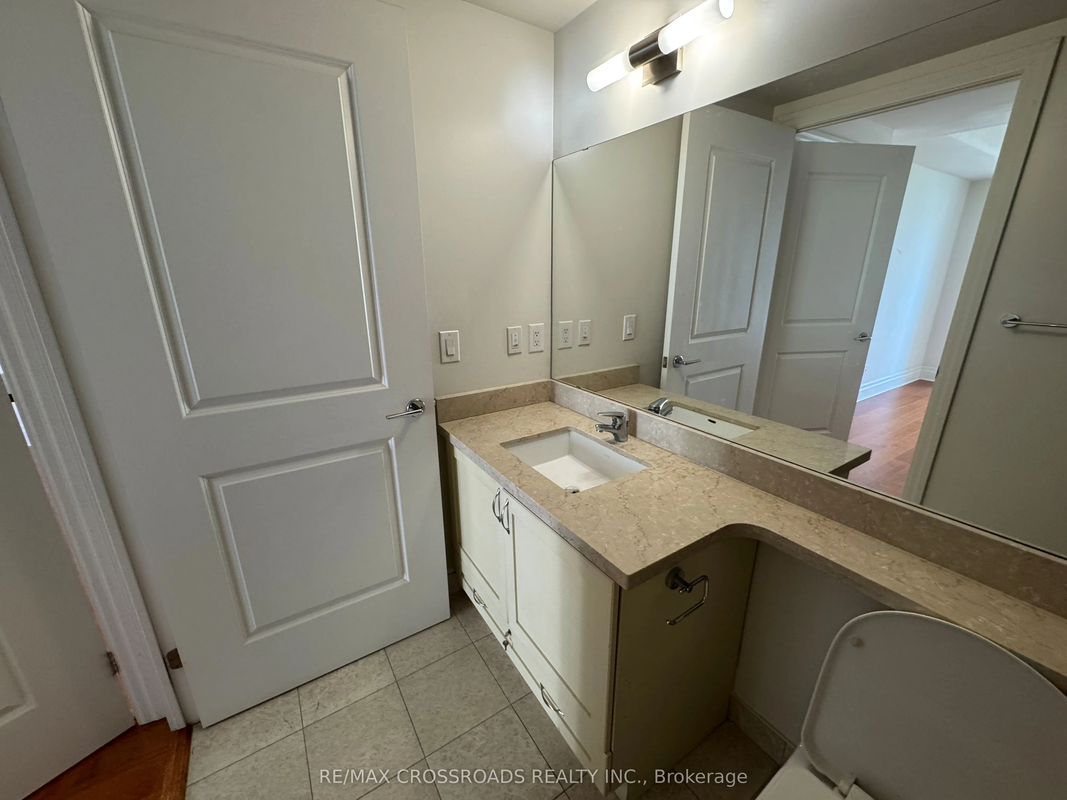 131 Upper Duke Crescent, #313