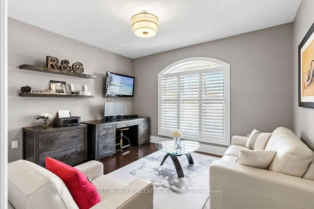 327 Sunnybrae Avenue