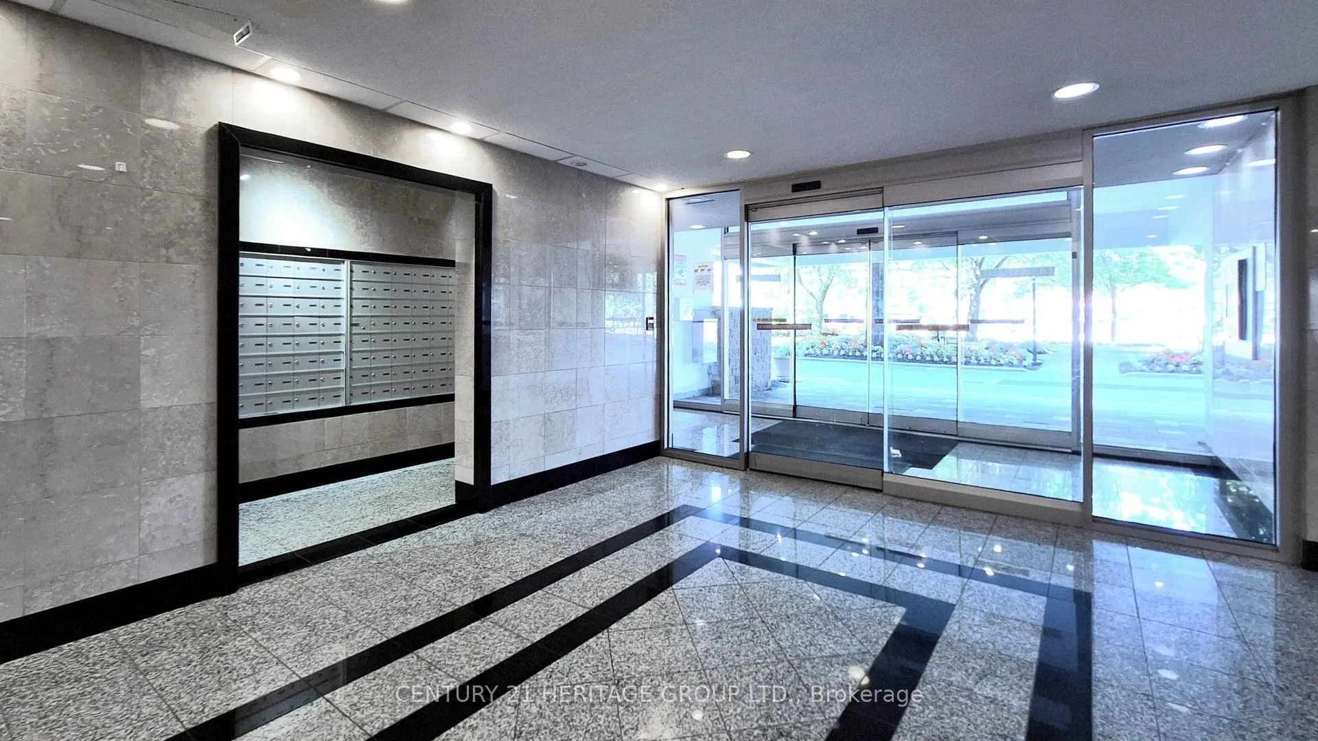 1 Royal Orchard Boulevard, #403