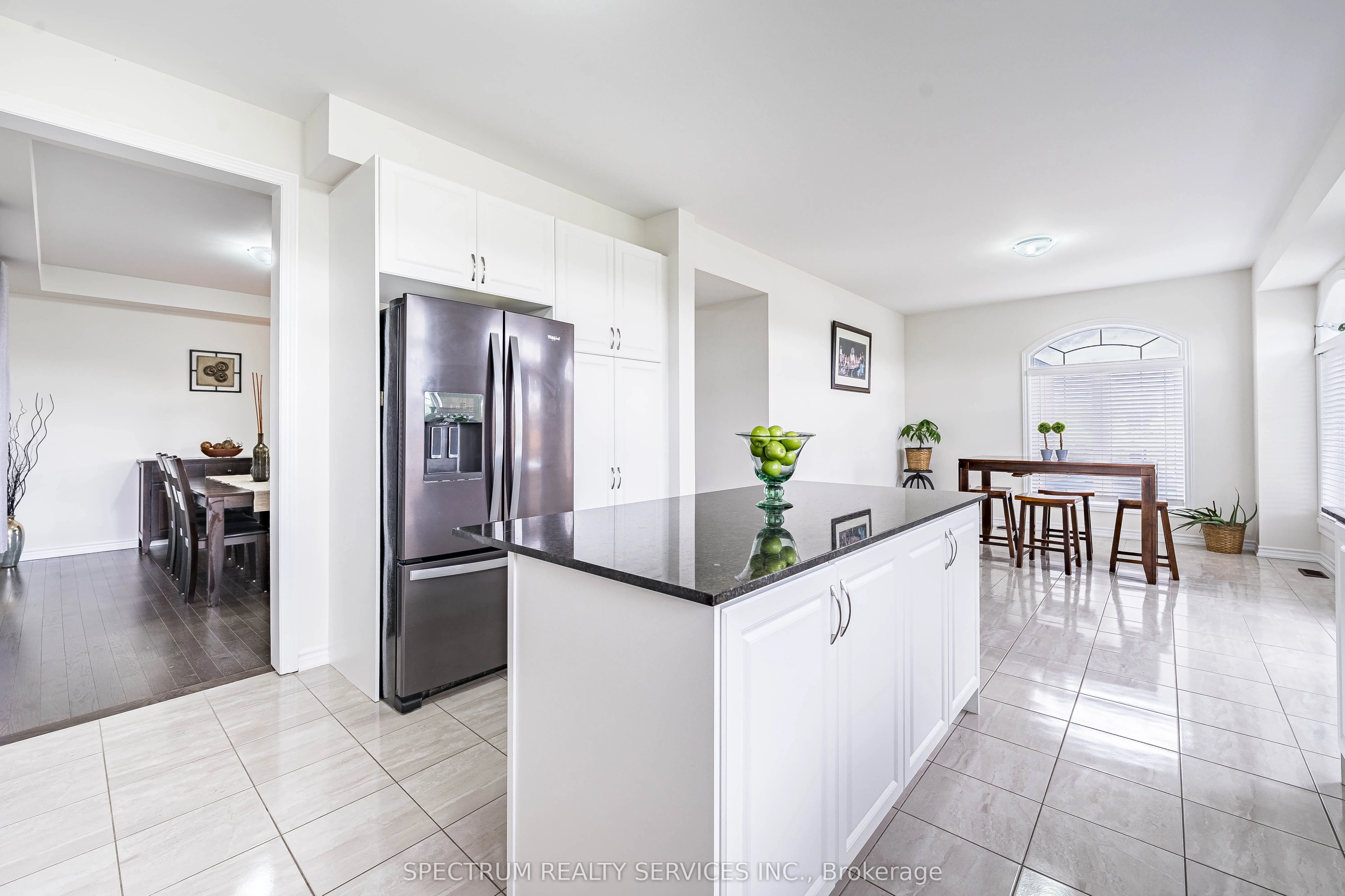 250 FERRAGINE Crescent