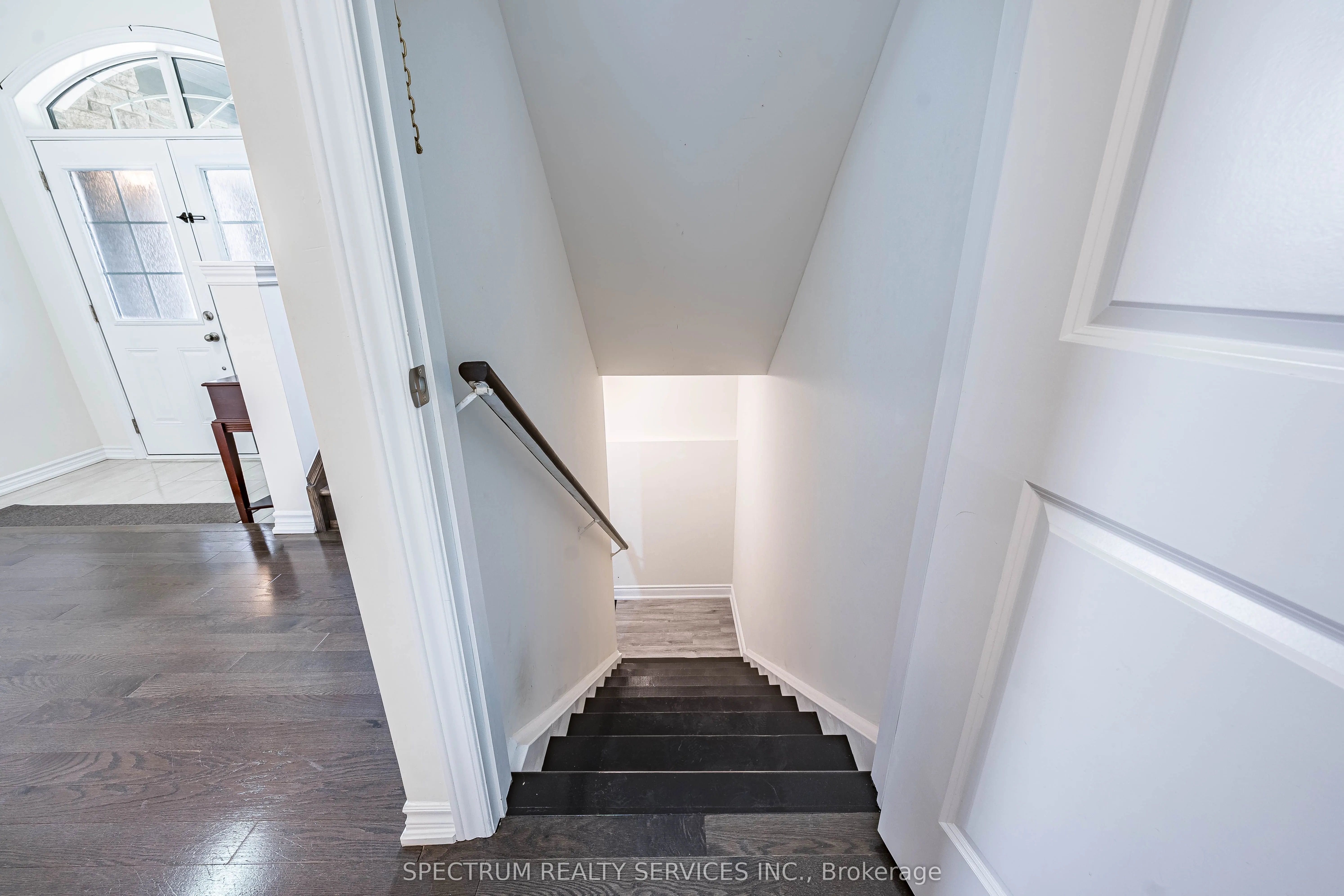 250 FERRAGINE Crescent