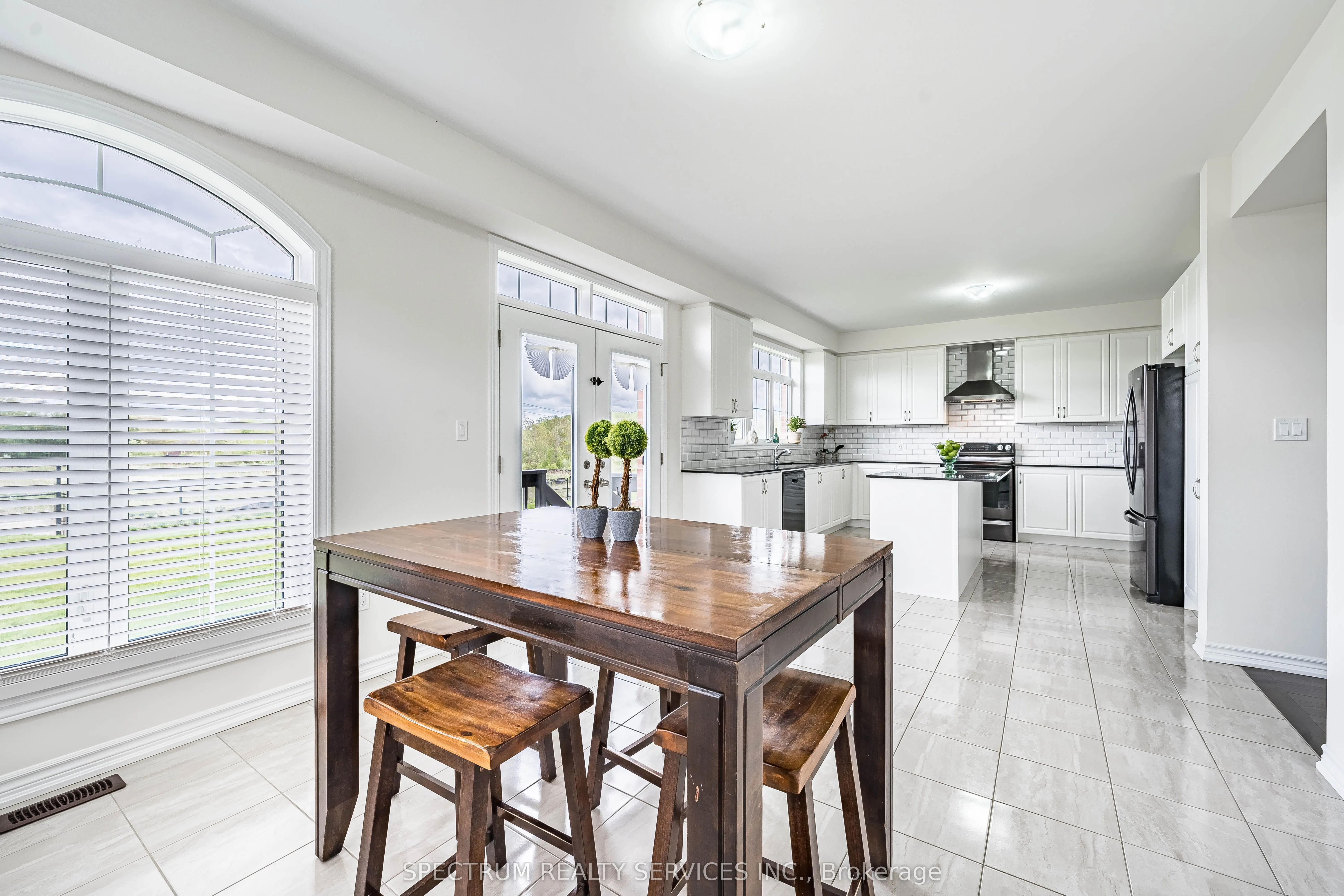 250 FERRAGINE Crescent