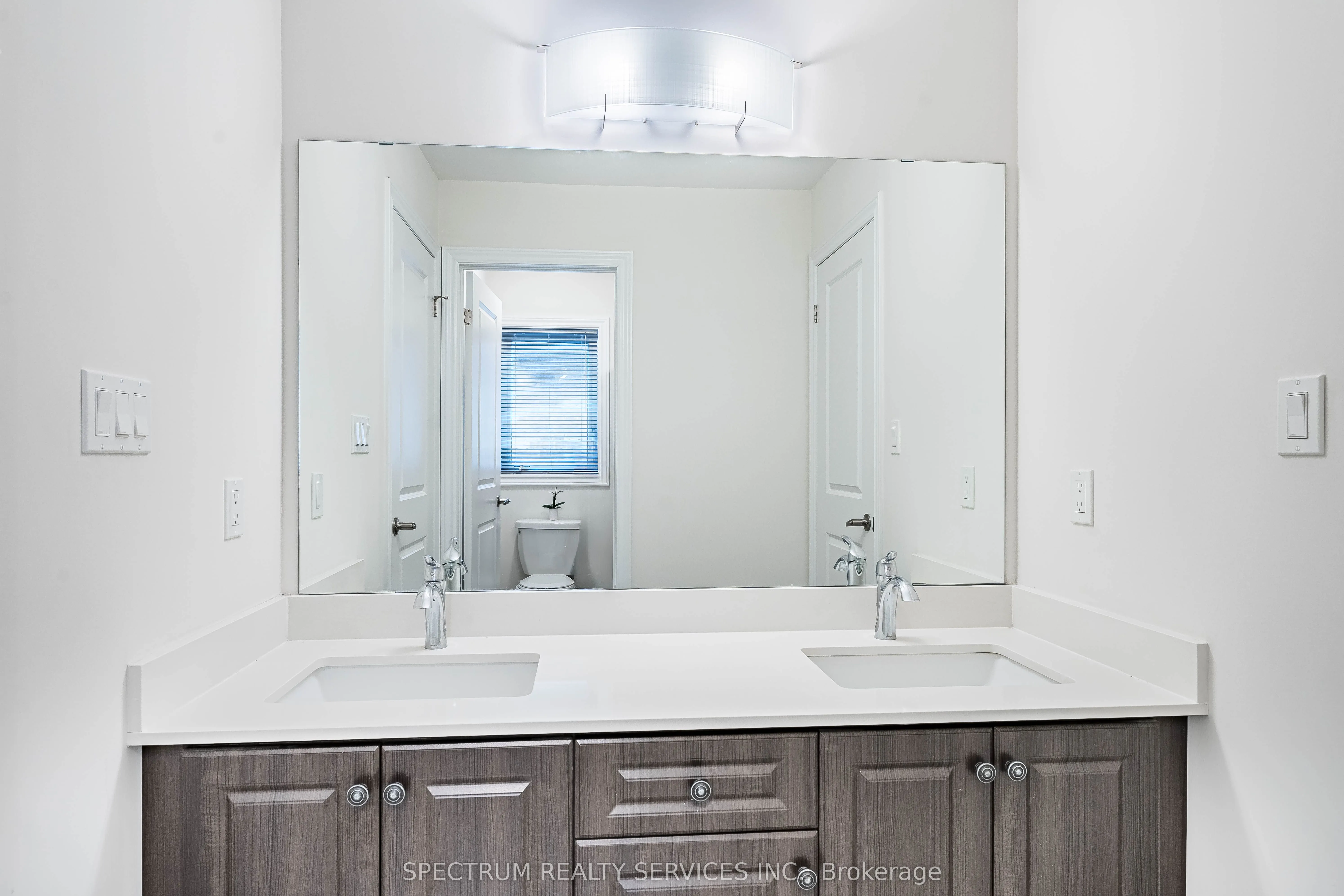 250 FERRAGINE Crescent