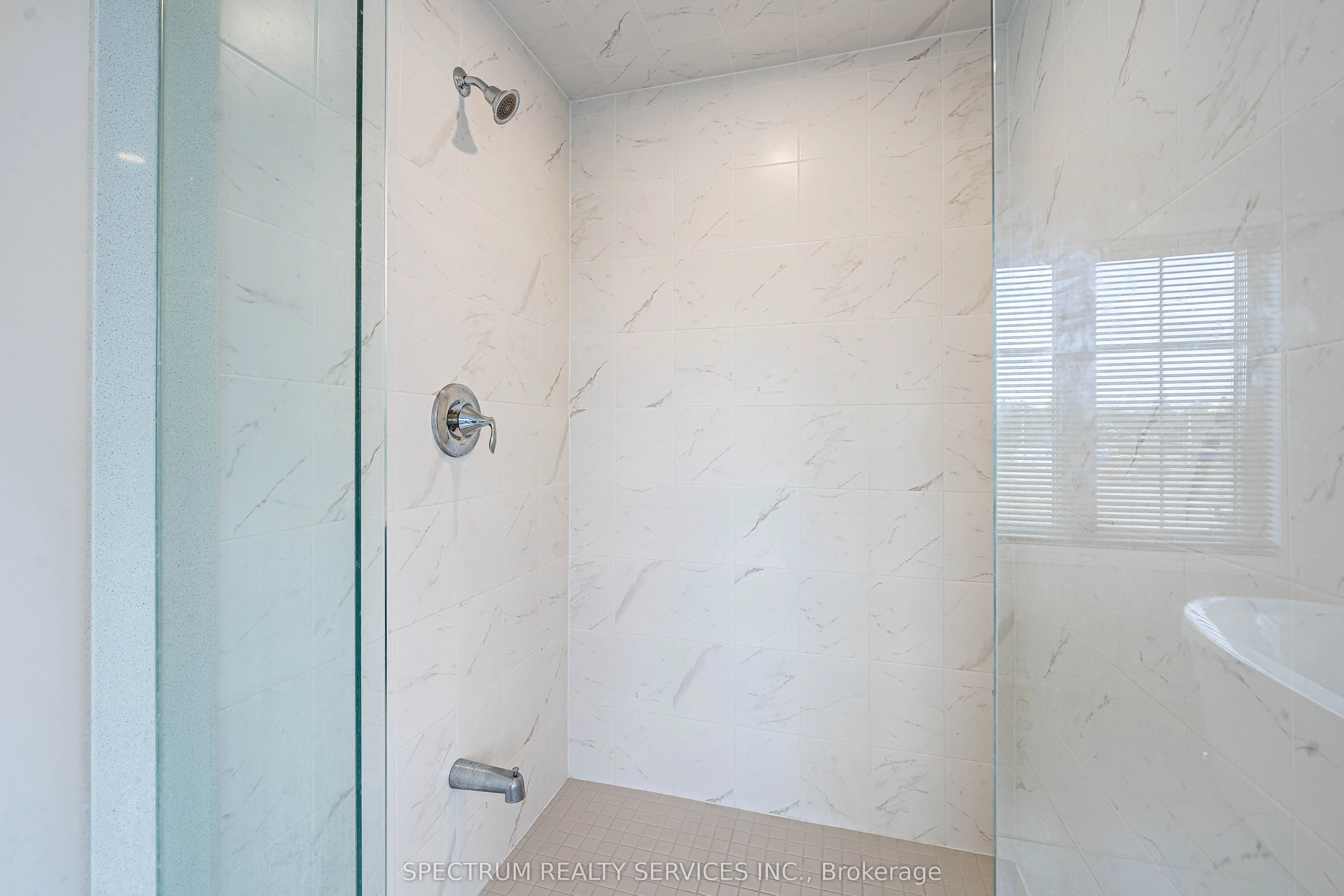 250 FERRAGINE Crescent