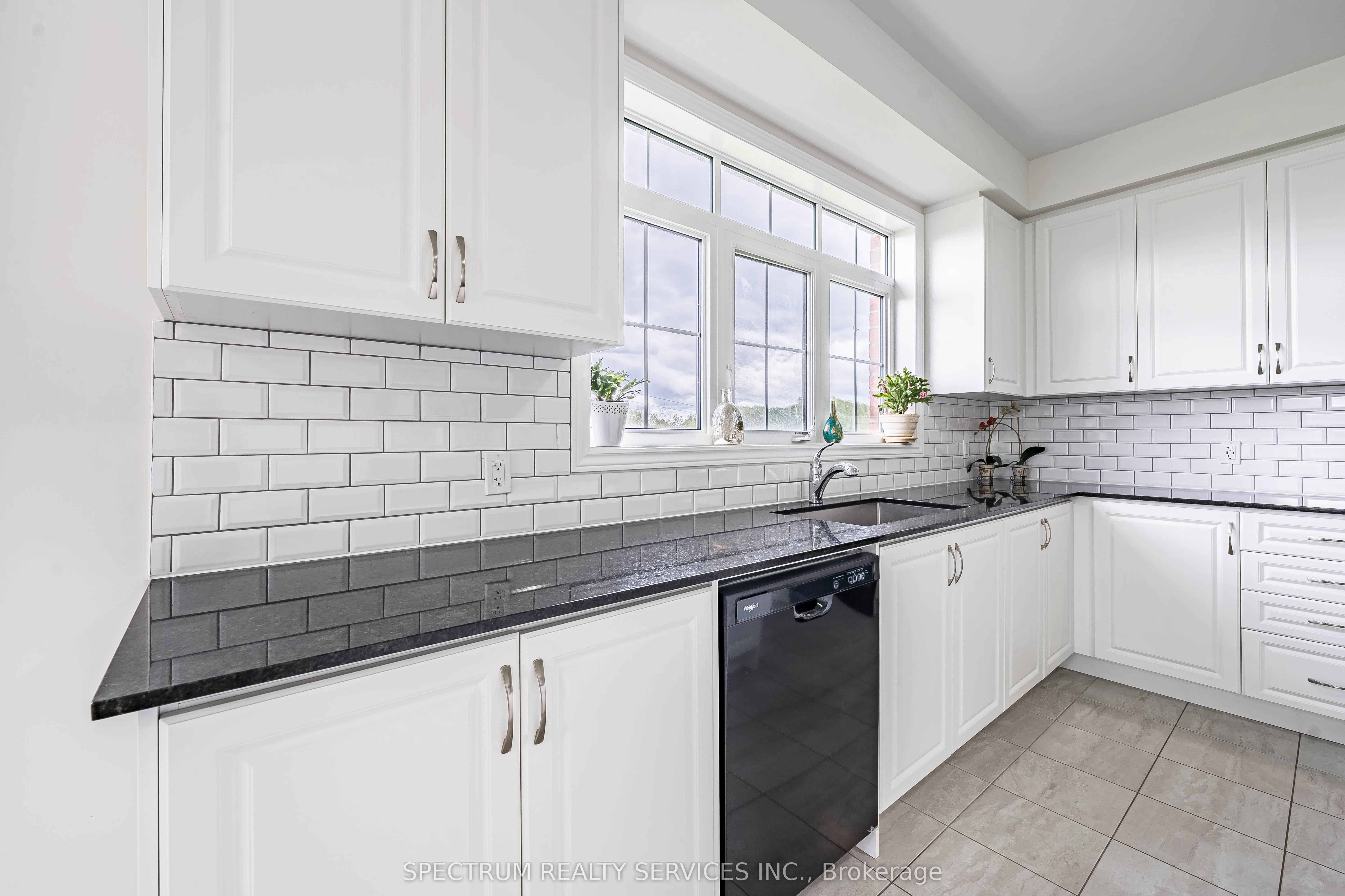 250 FERRAGINE Crescent
