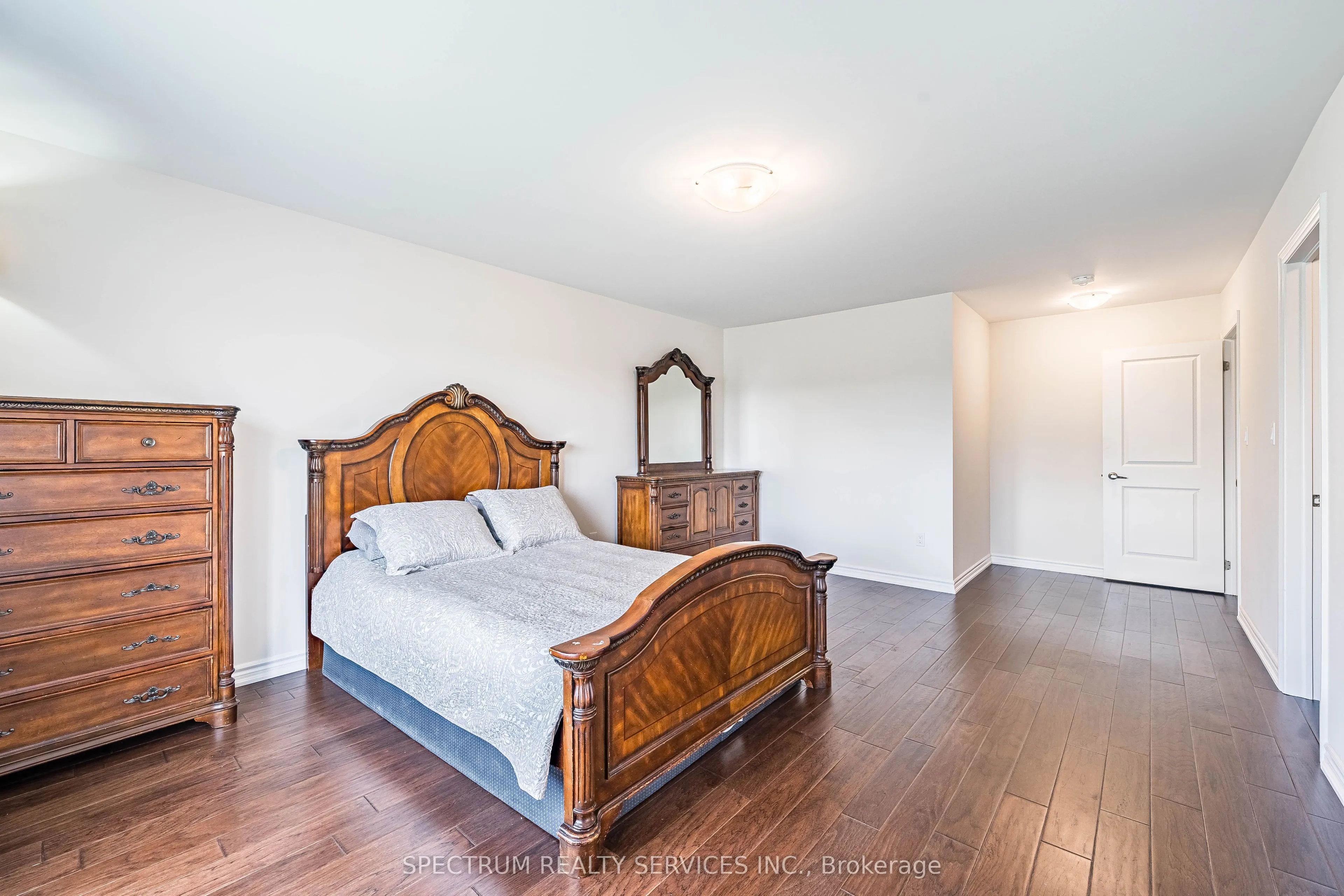 250 FERRAGINE Crescent