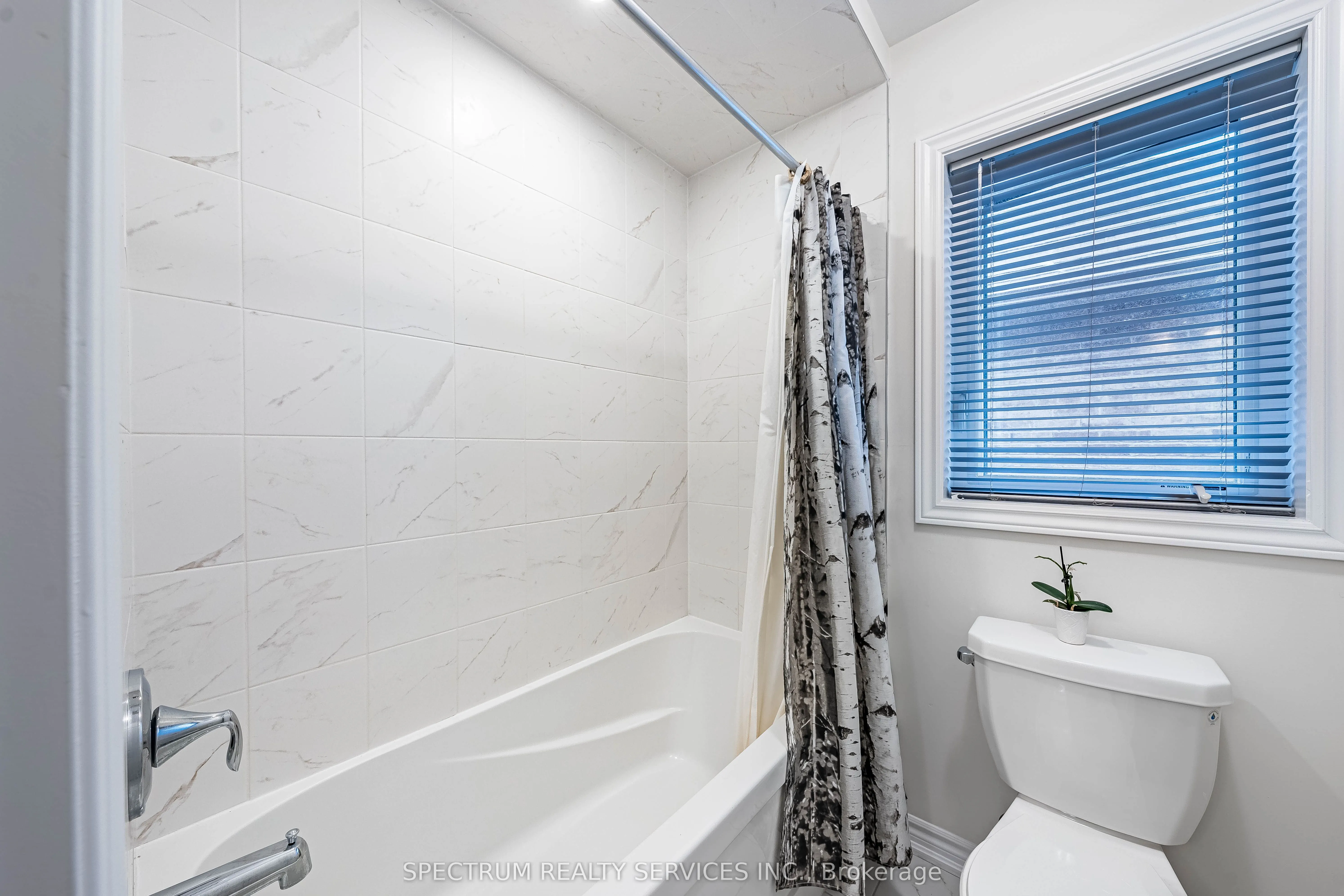 250 FERRAGINE Crescent