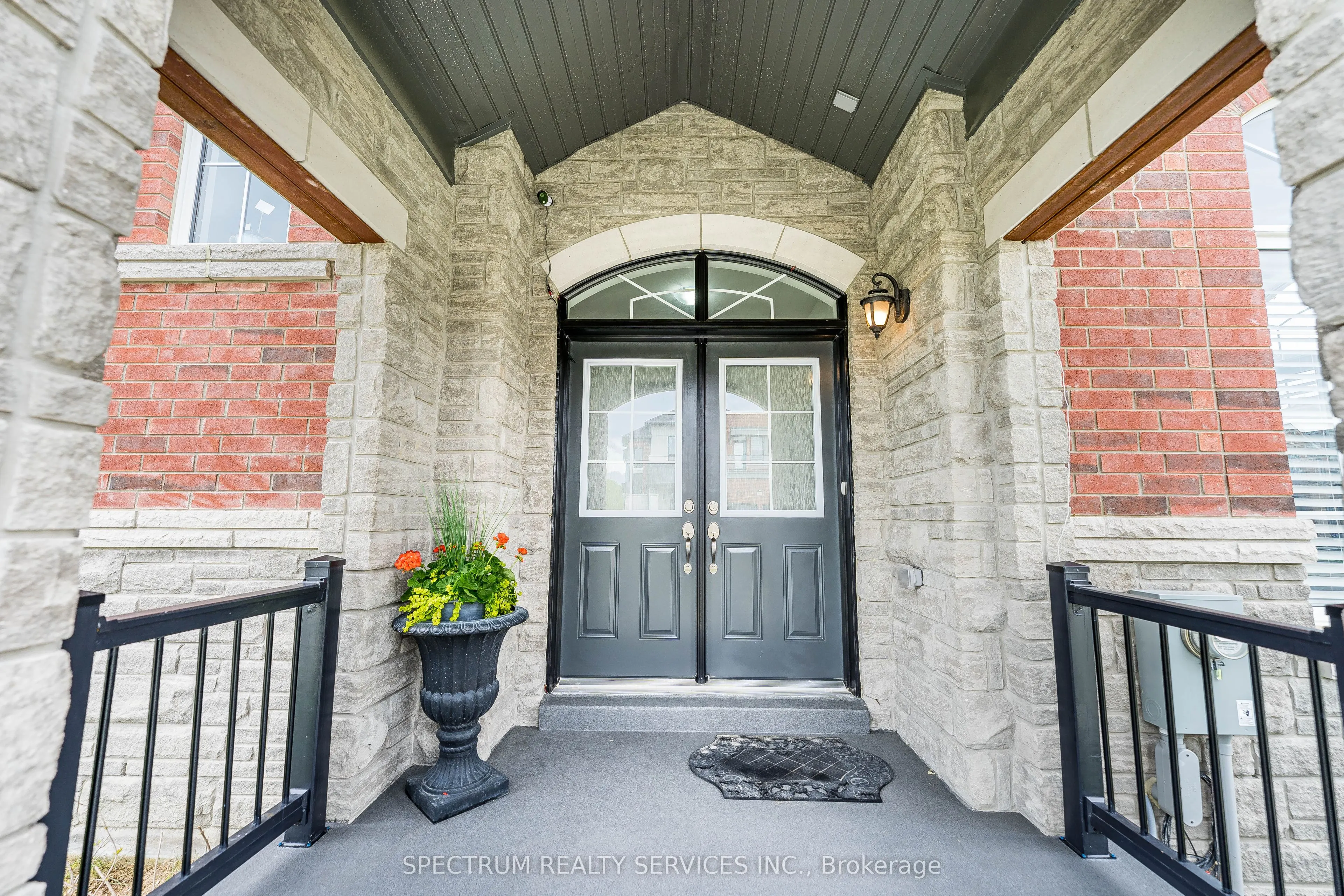 250 FERRAGINE Crescent