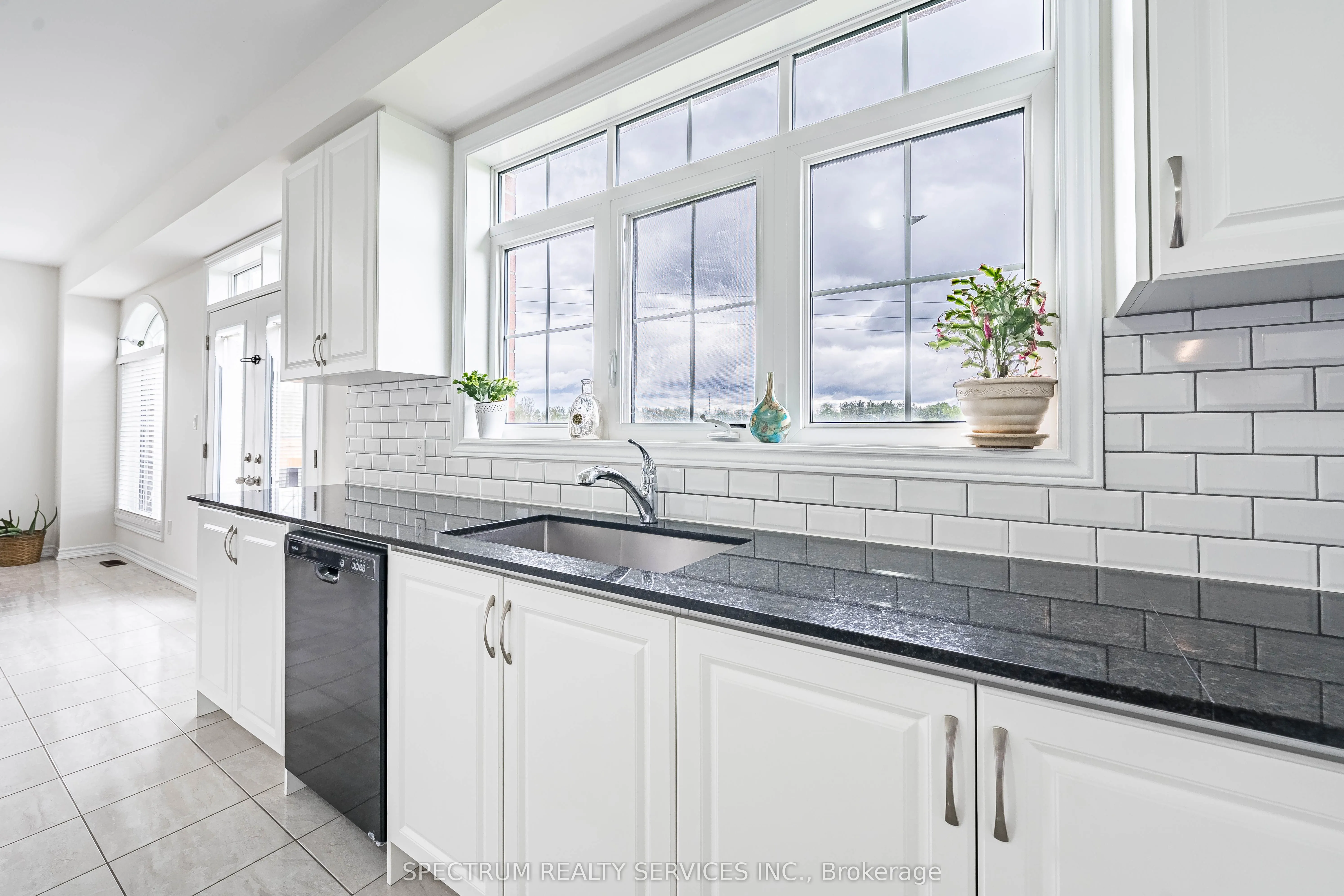 250 FERRAGINE Crescent