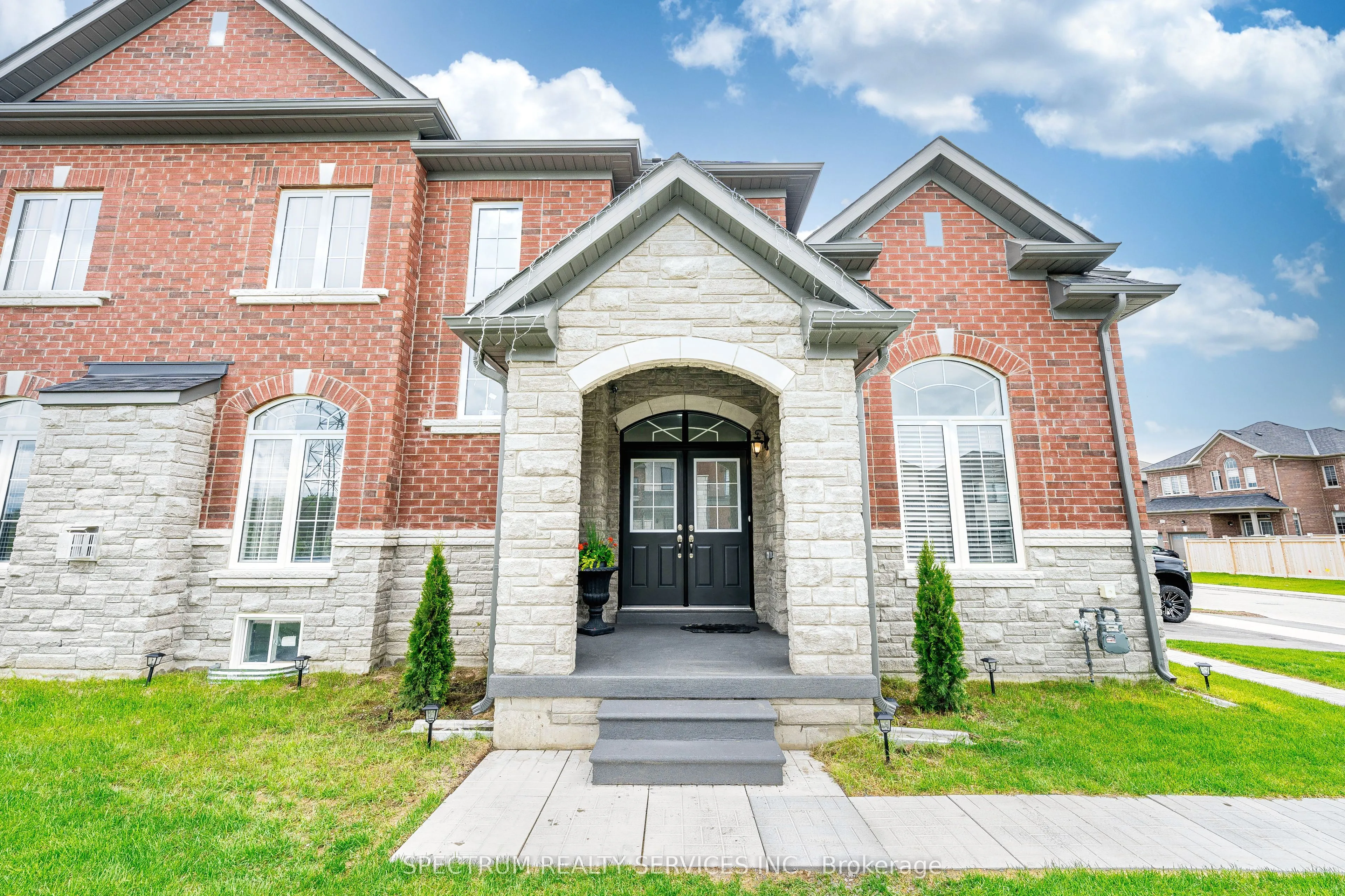 250 FERRAGINE Crescent