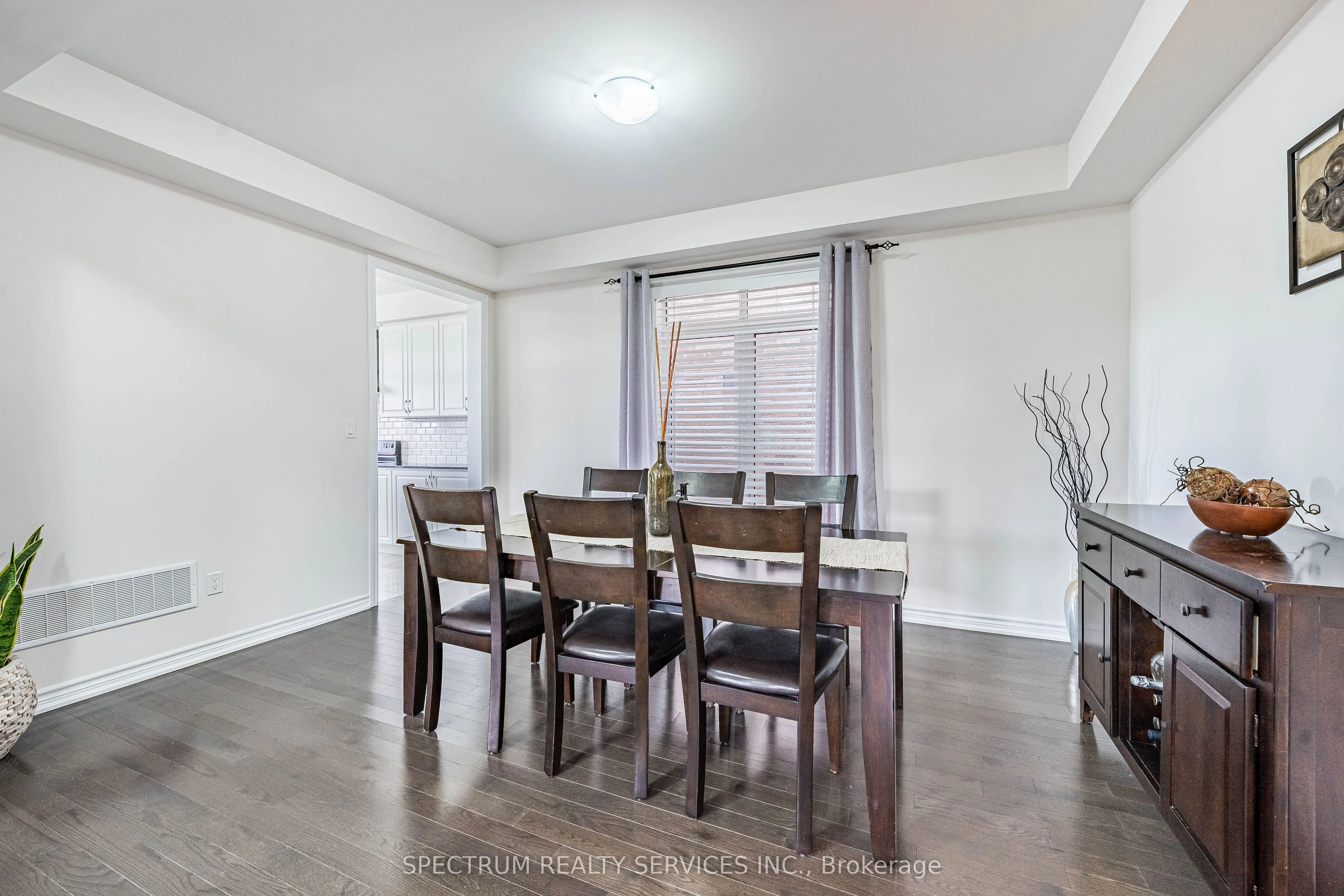250 FERRAGINE Crescent