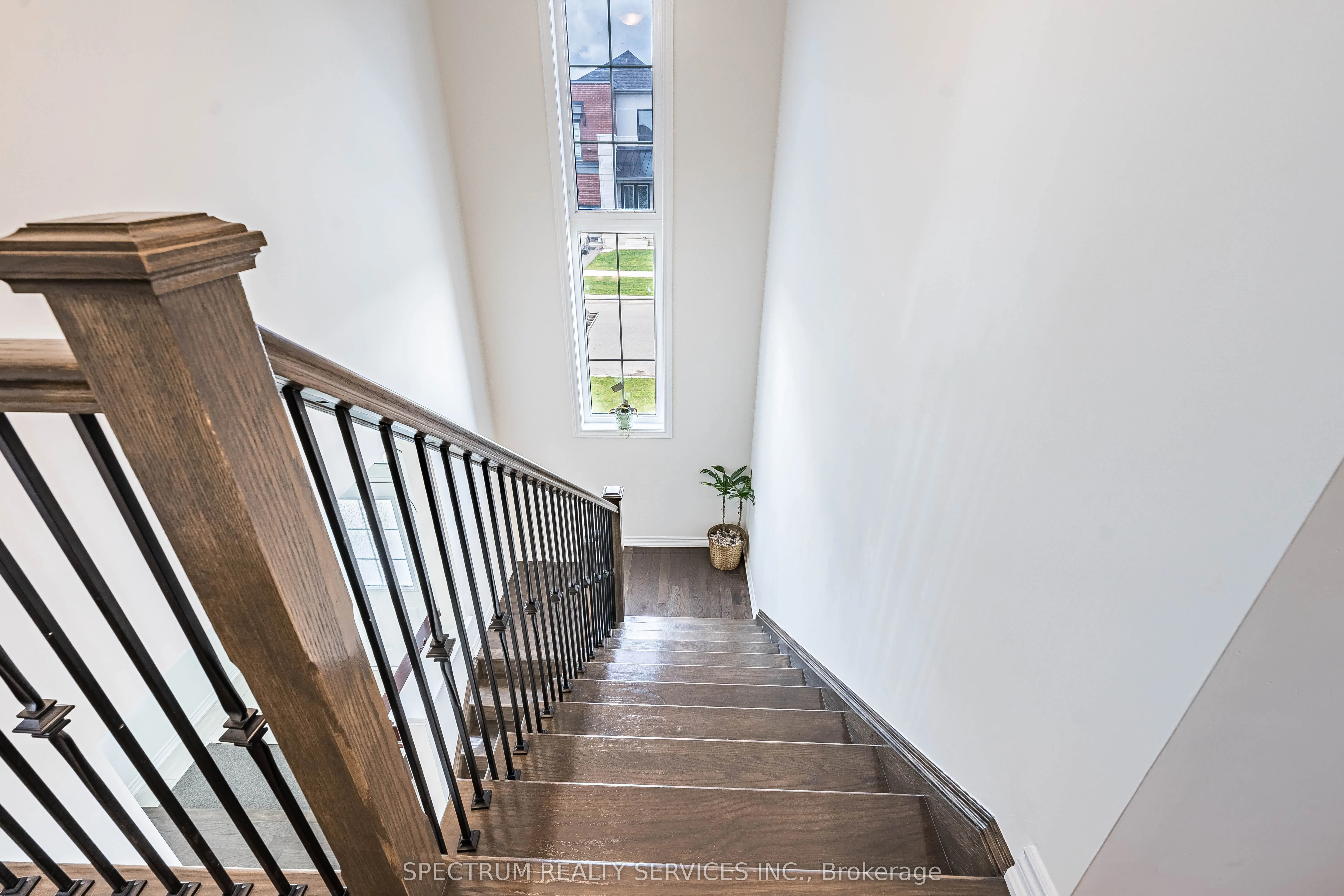 250 FERRAGINE Crescent