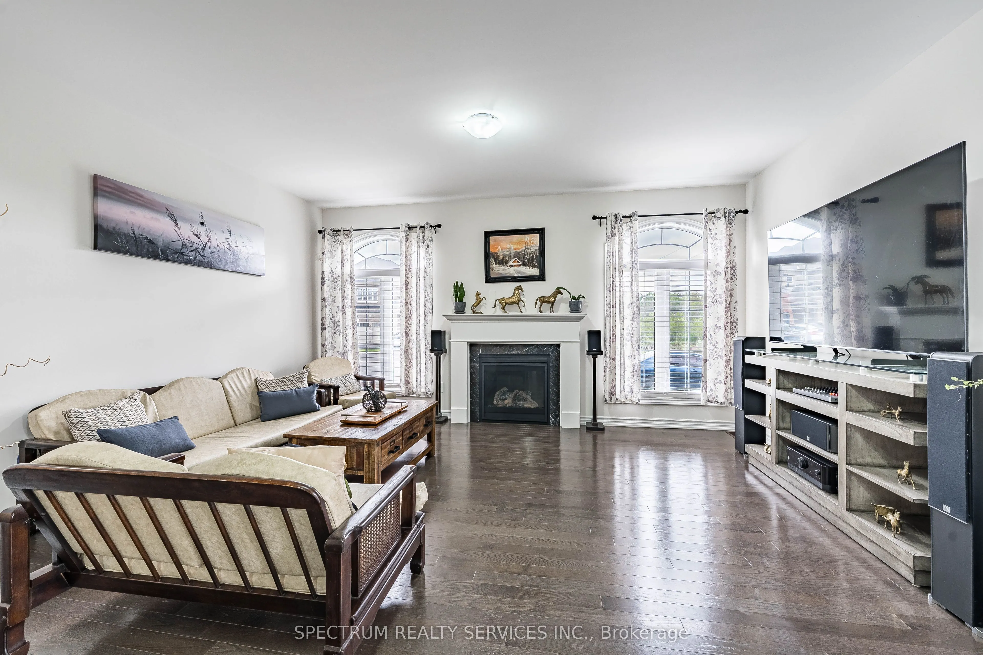 250 FERRAGINE Crescent